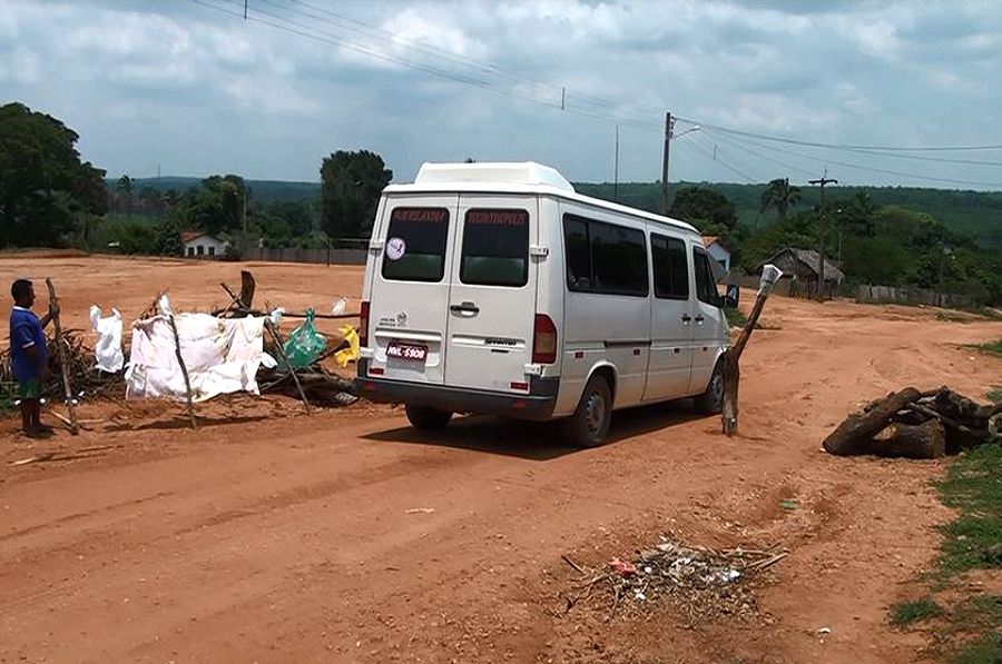 Van passando pelo bloqueio da TO 126
