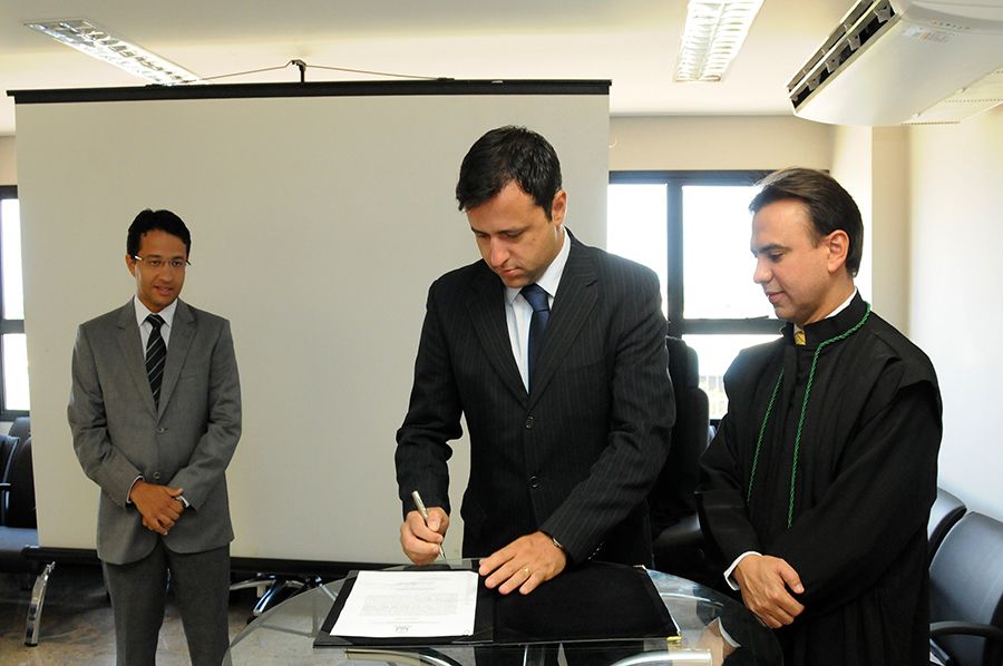 Defensor público Arthur Luis Pádua assina posse
