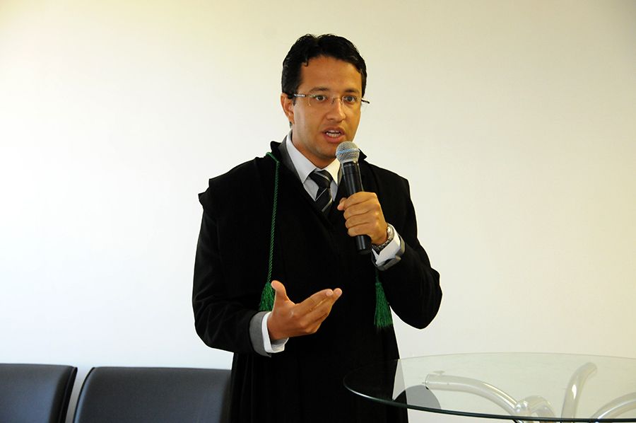 Defensor público Leonardo Oliveira durante pronunciamento
