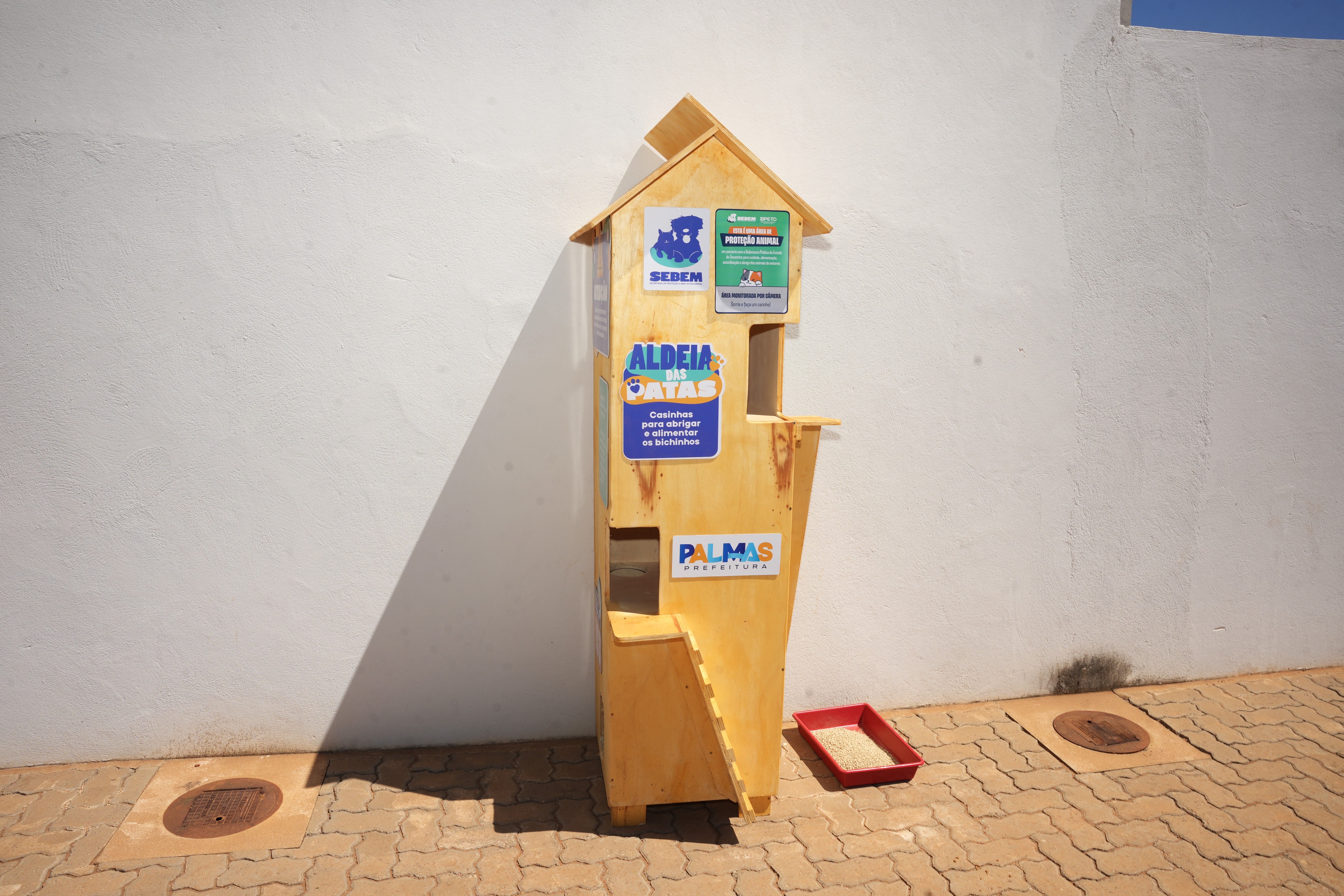 O novo abrigo comporta alimentação e protege os animais.