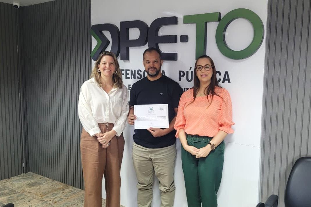 O palestrante Marcos Bejamim Queiroz recebeu uma certificação entregue pelas defensoras públicas Larissa Pultrini e Elisa Souza.