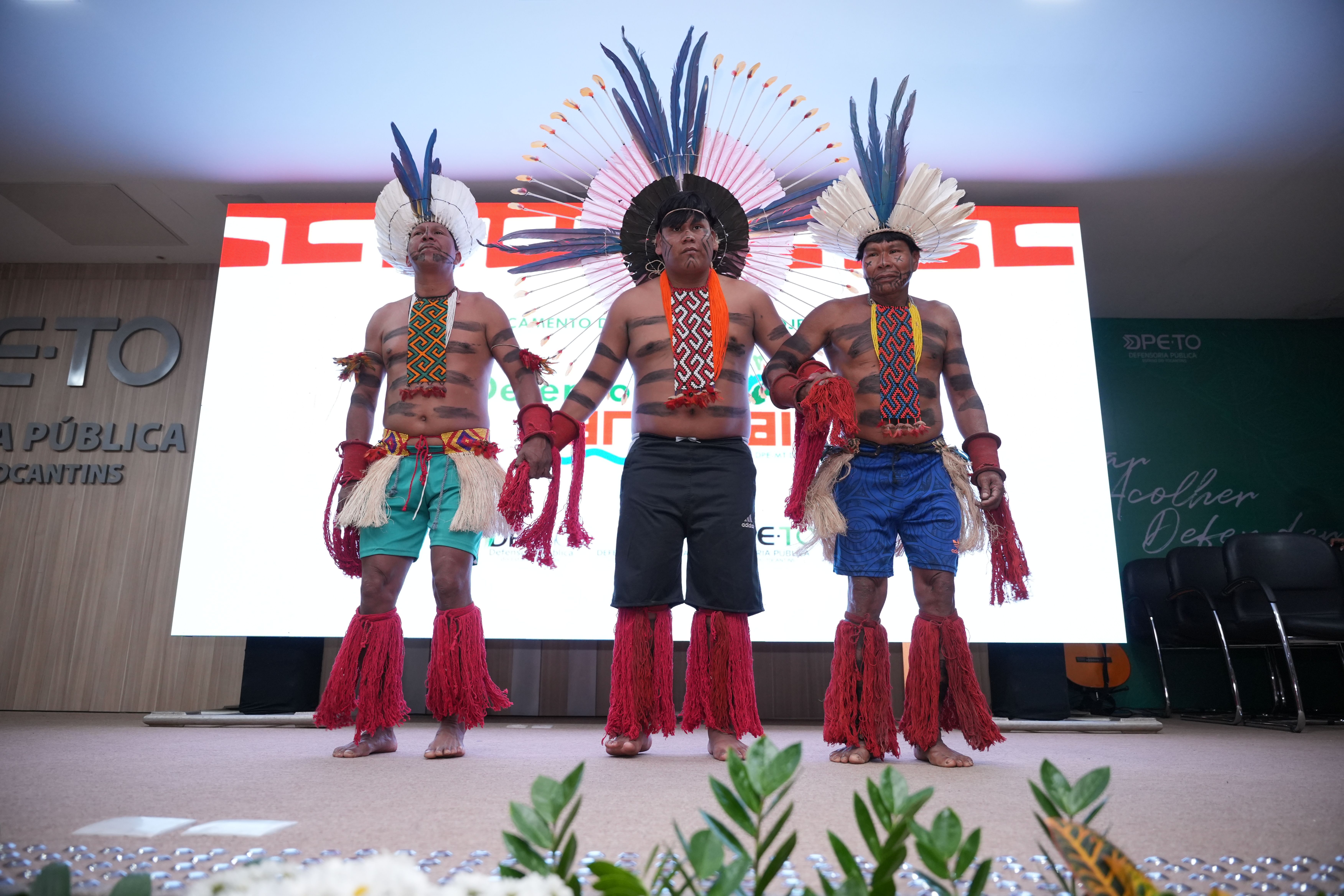 Apresentação cultural de indígenas Karajá