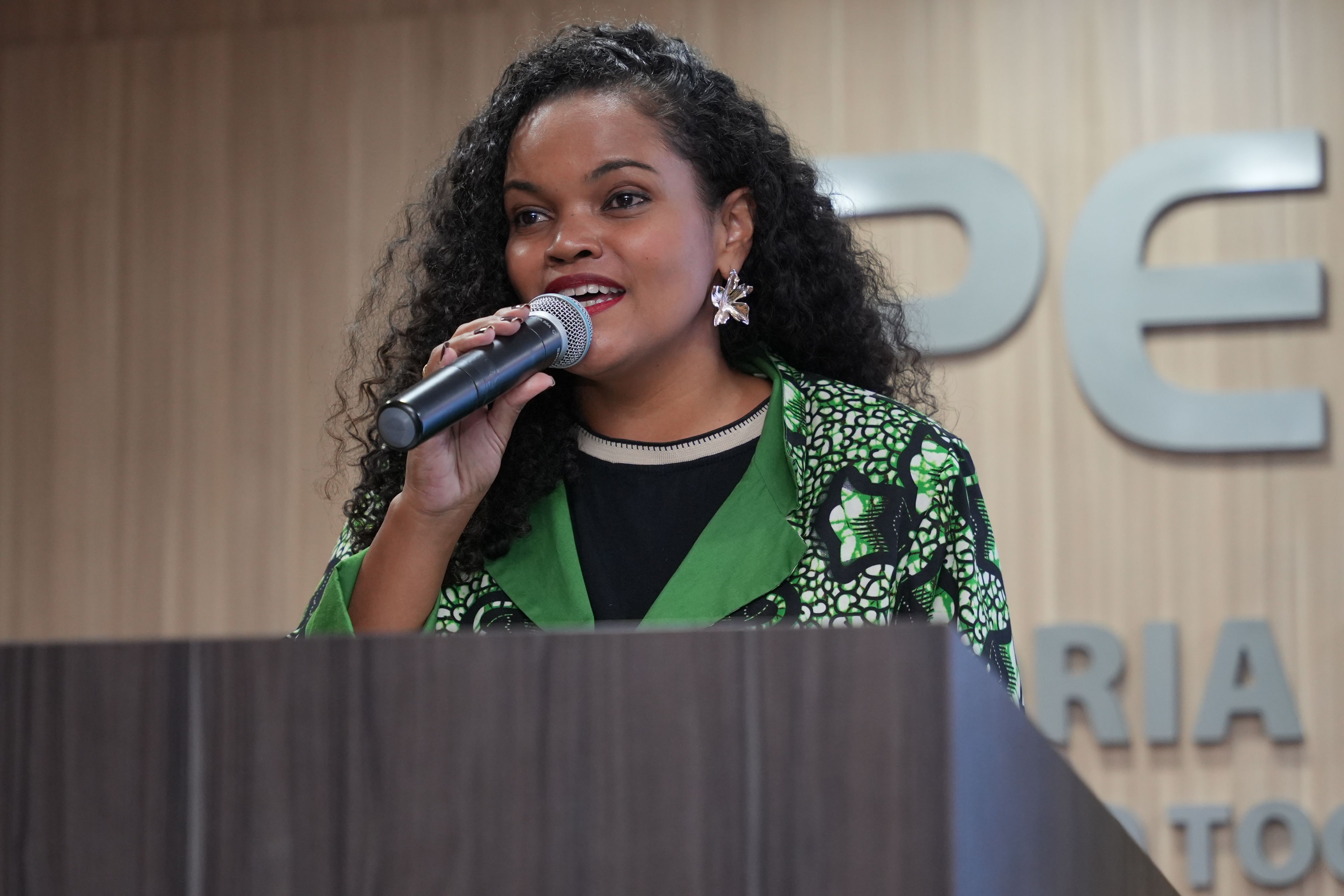 Cinthia Abreu em interpretação à música “Retratos do Brasil”, da artista e compositora Maria Eugênia, com adaptação de Cleyton Silva