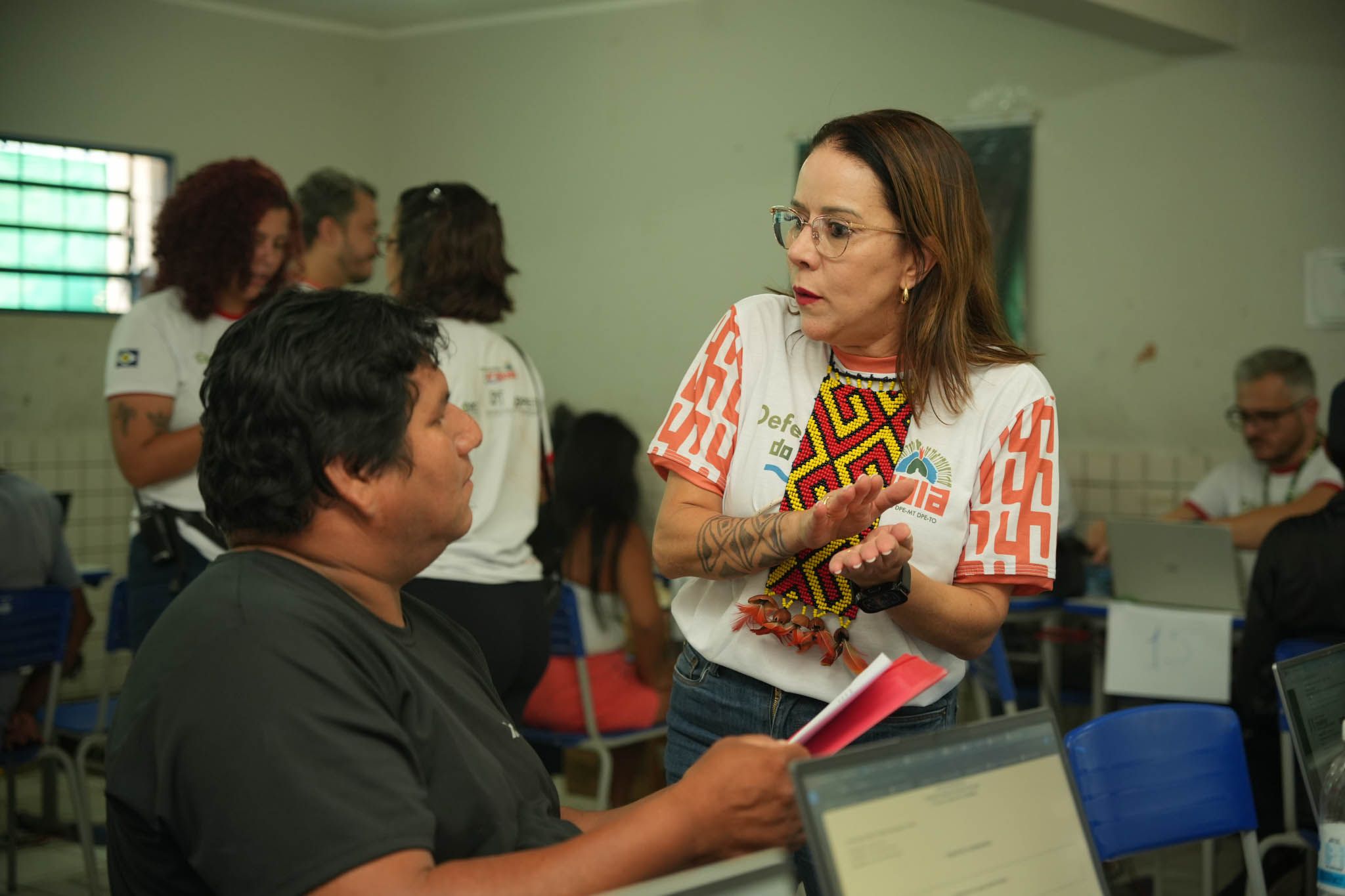 Defensora Pública Letícia Amorim durante atendimento na Aldeia Fontoura
