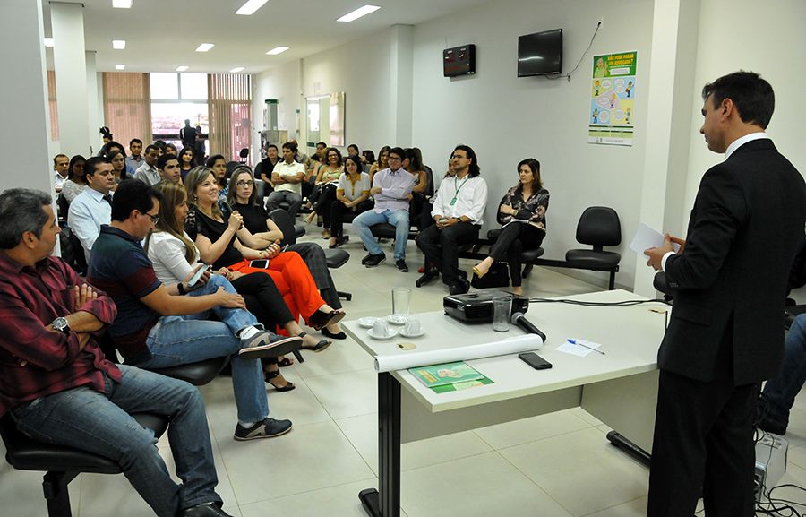 Defensora pública e diretora regional Larissa Pultrini durante o Alinhamento