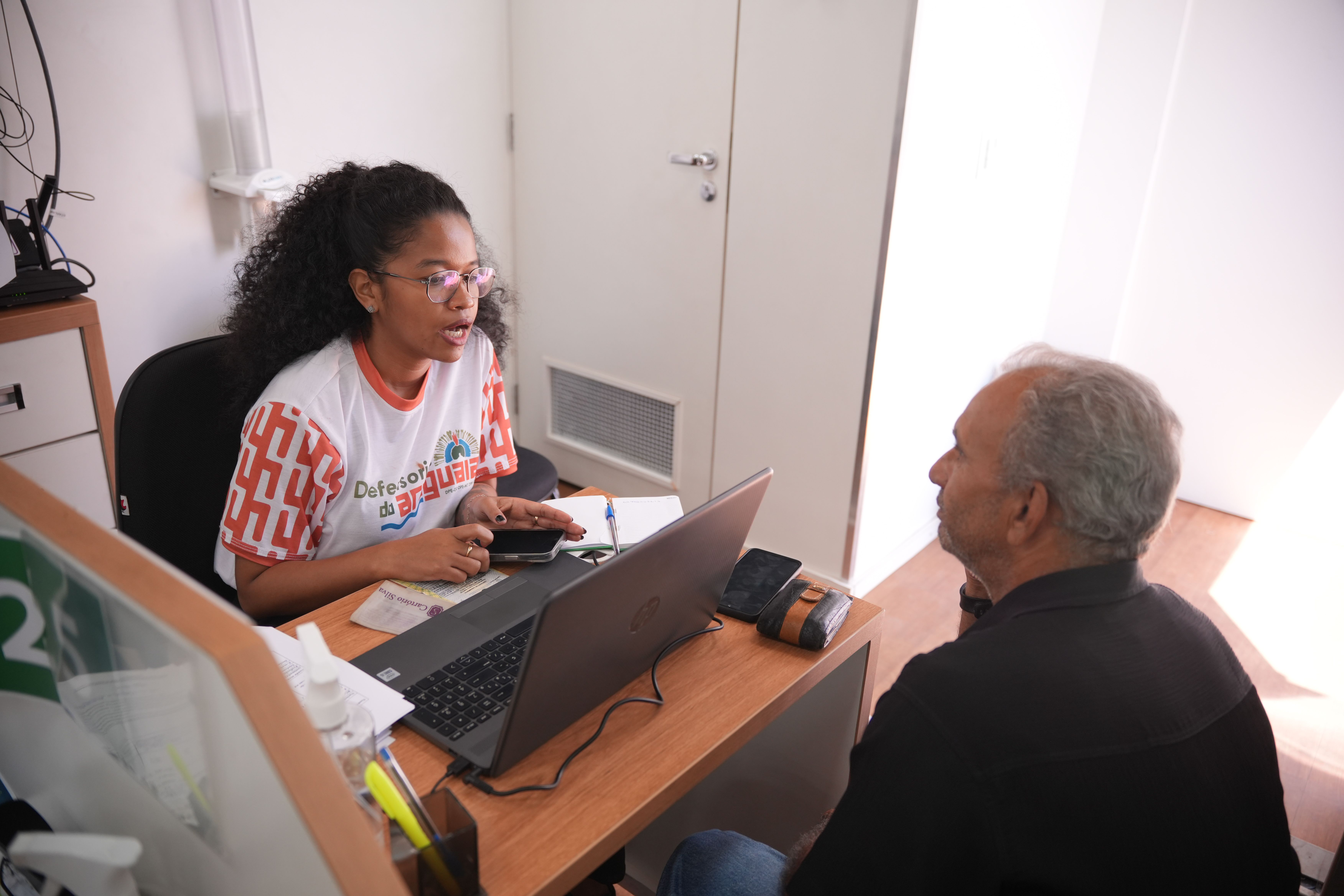 Assessora do Nucora, Aline da Silva em atendimento na ação