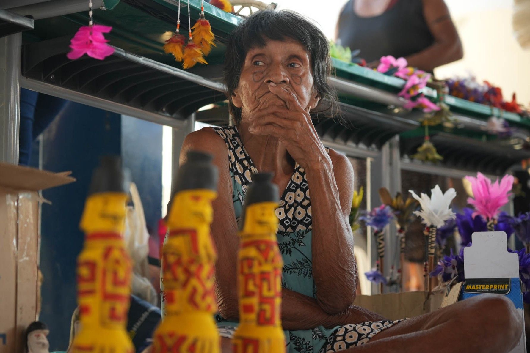 Mulher indígena Karajá com artesanatos produzidos na comunidade