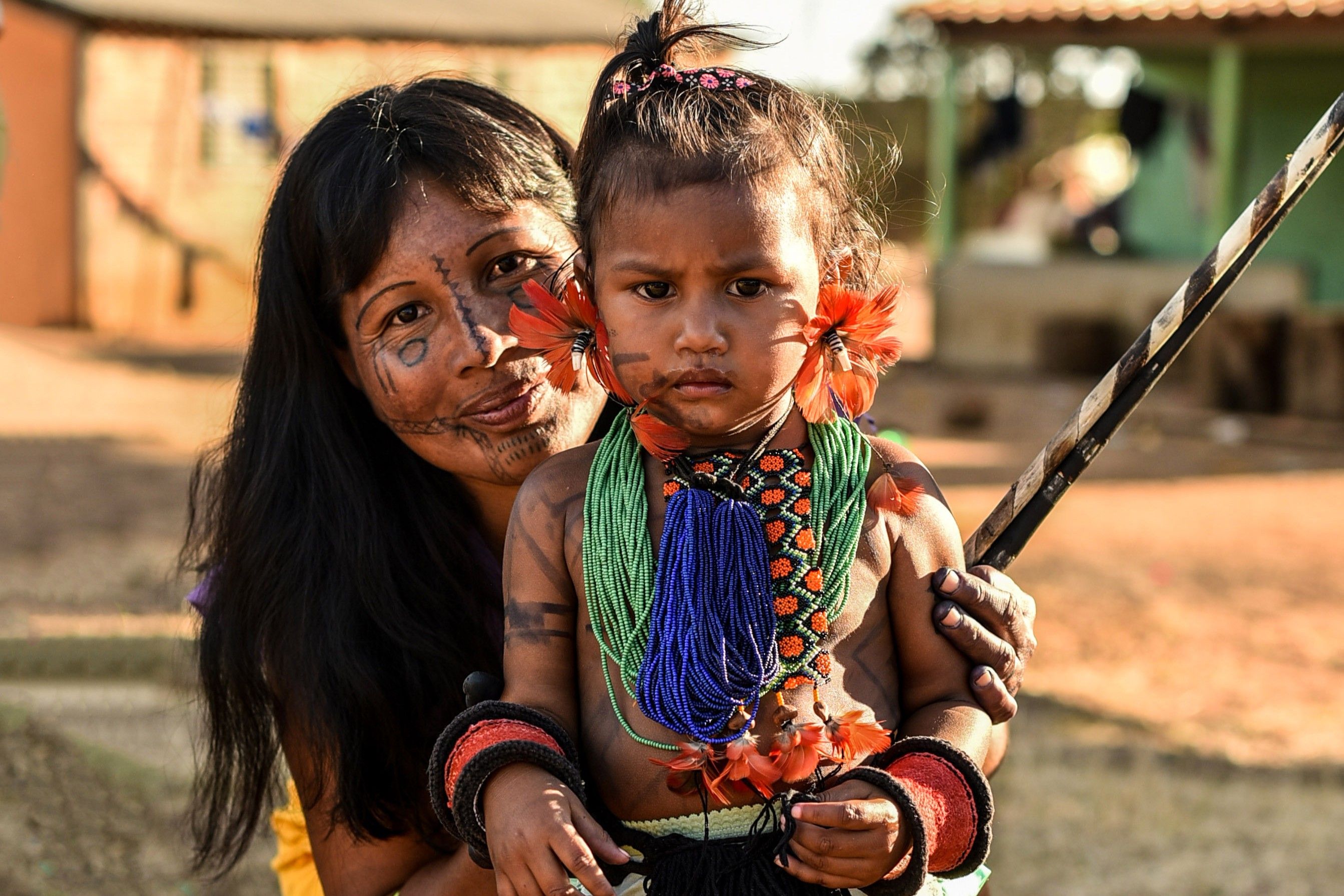 Mulher e criança indígena da Aldeia Macaúba, no Tocantins