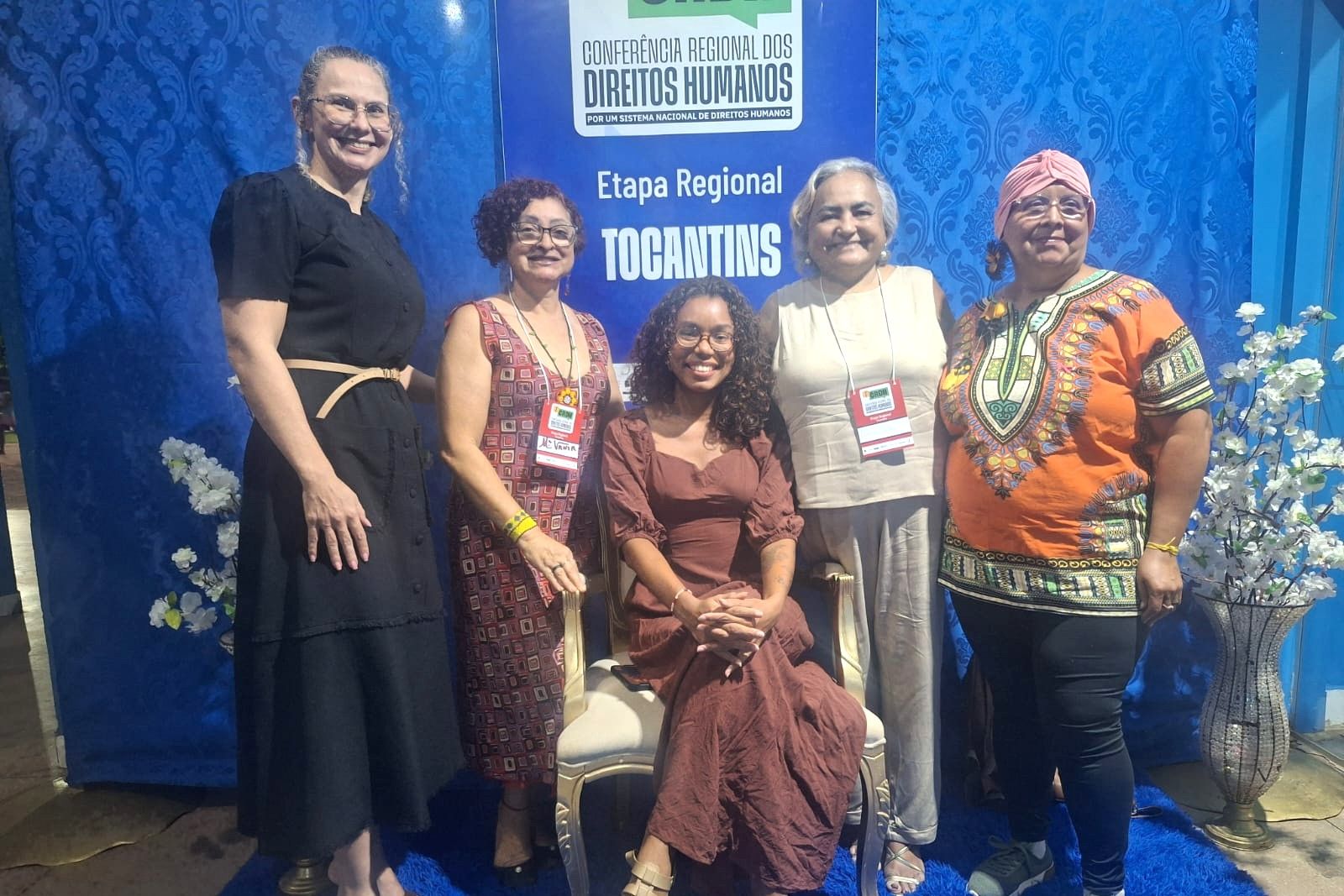 Defensora pública Franciana Di Fátima (E) esteve presente na Conferência em Divinópolis