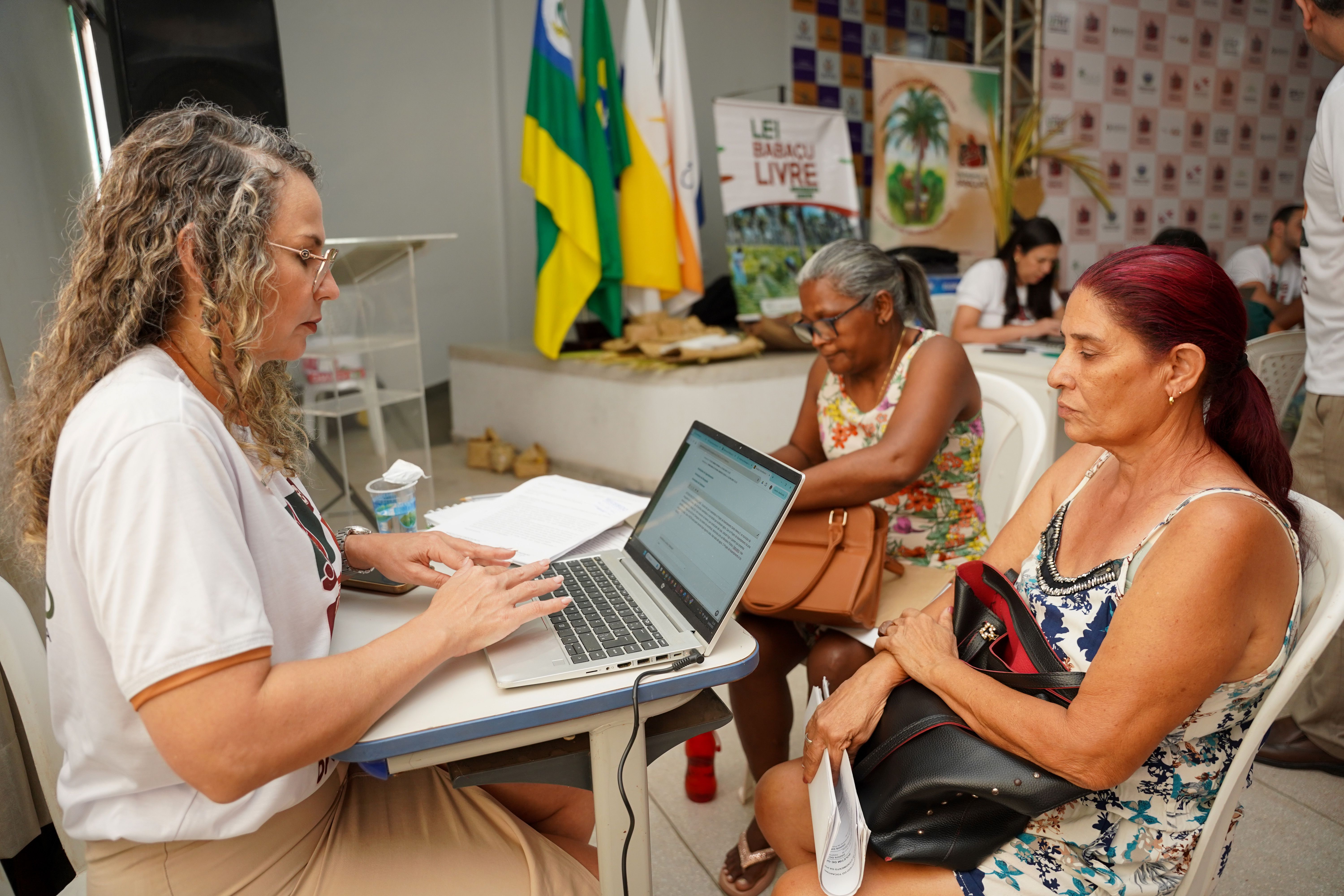 Defensora pública Franciana Di Fátima em atendimento na ação