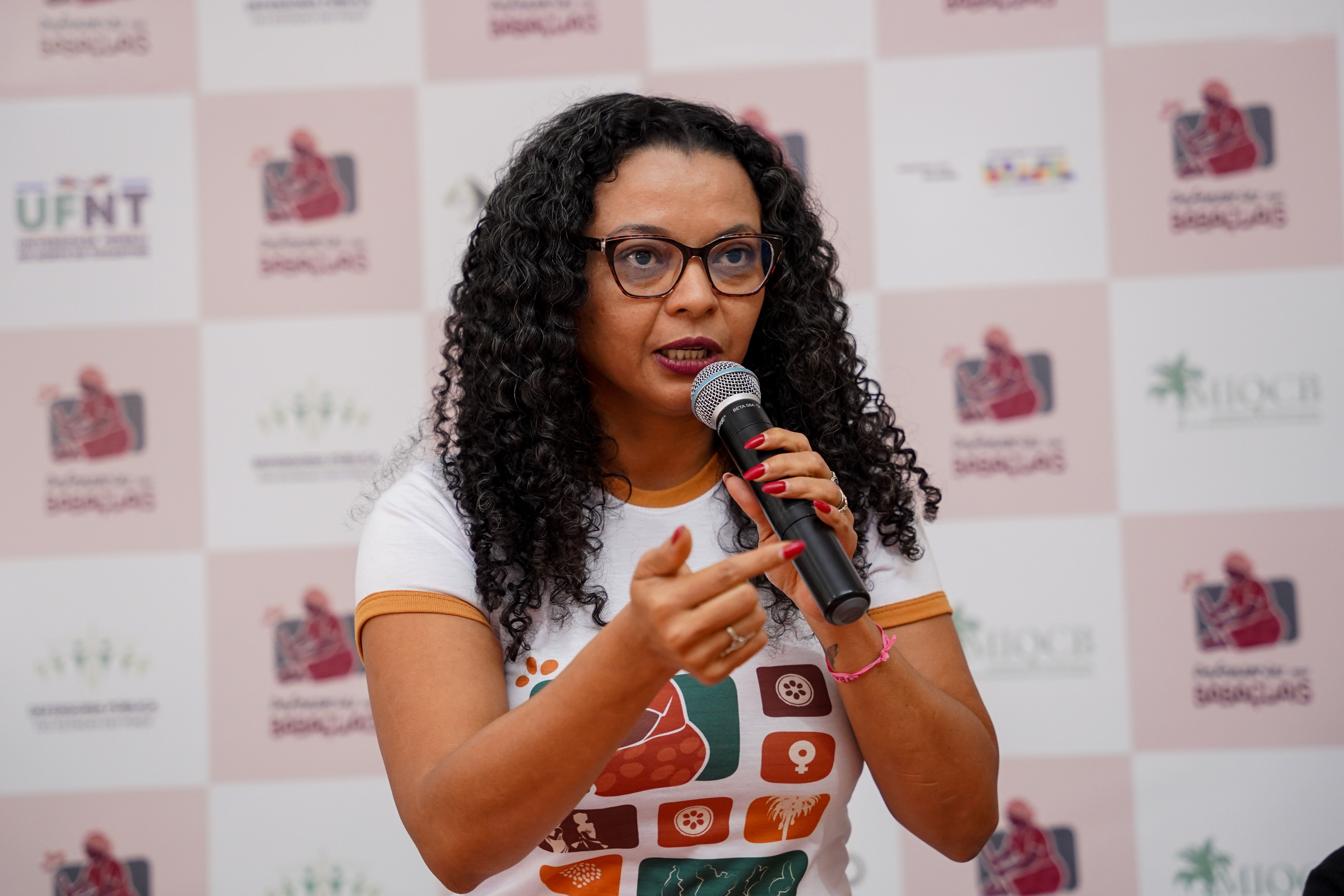 Procuradora do Ministério Público do Trabalho Cecília Santos em conversa com os participantes