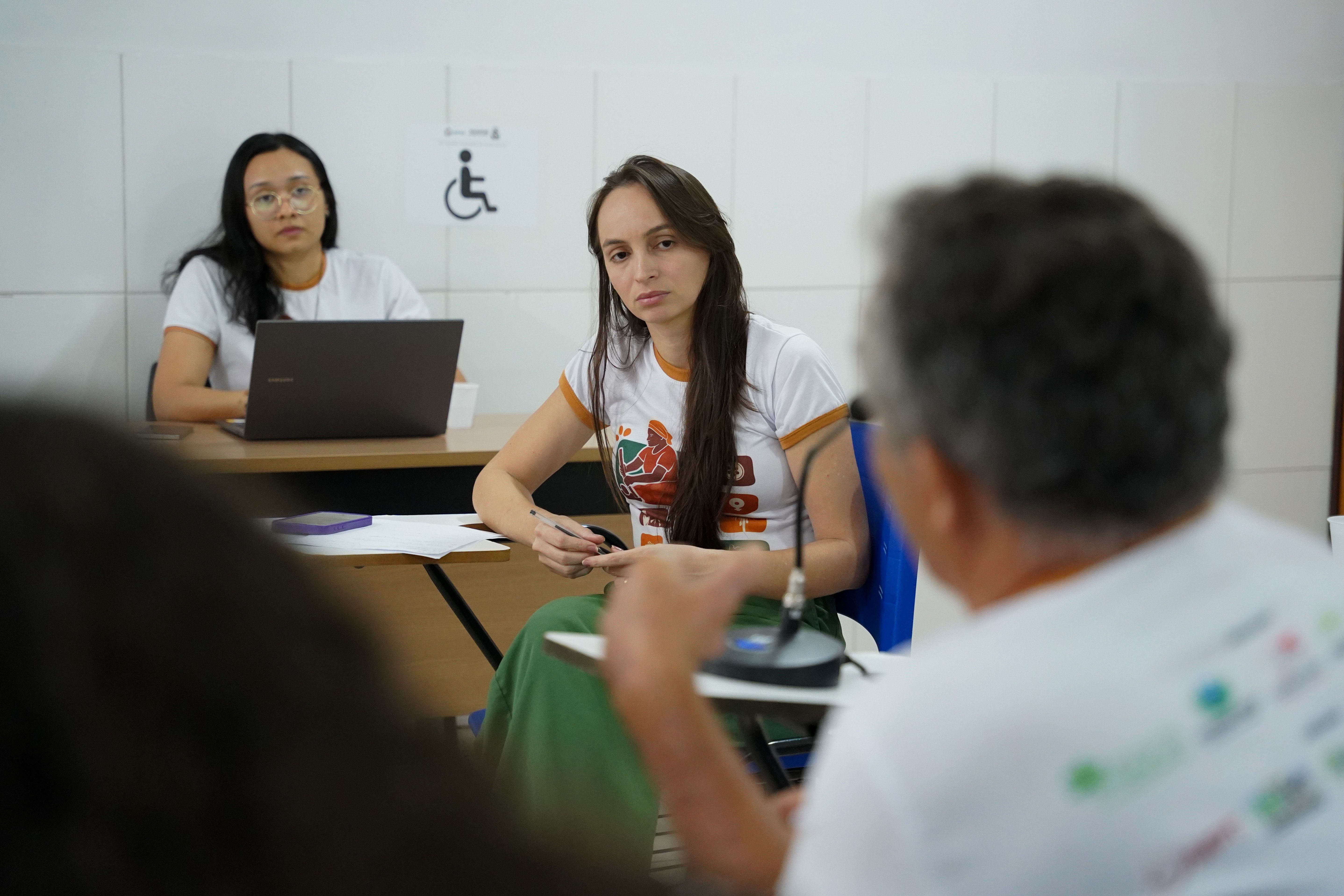 Defensora pública Débora Sousa ouviu os participantes durante grupo de trabalho