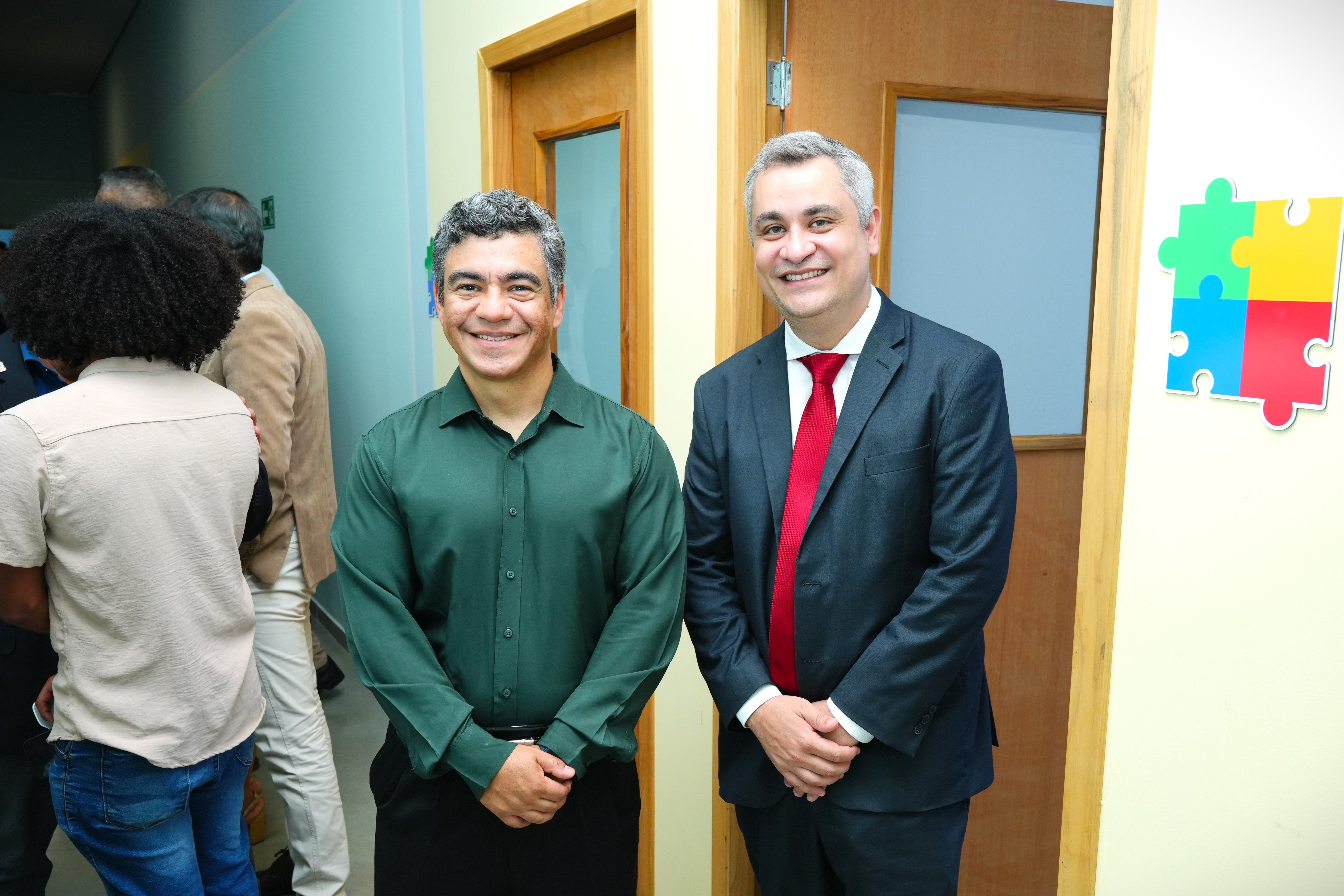 Os defensores públicos Pedro Alexandre e Freddy Alejandro visitaram as instalações do Cetea.