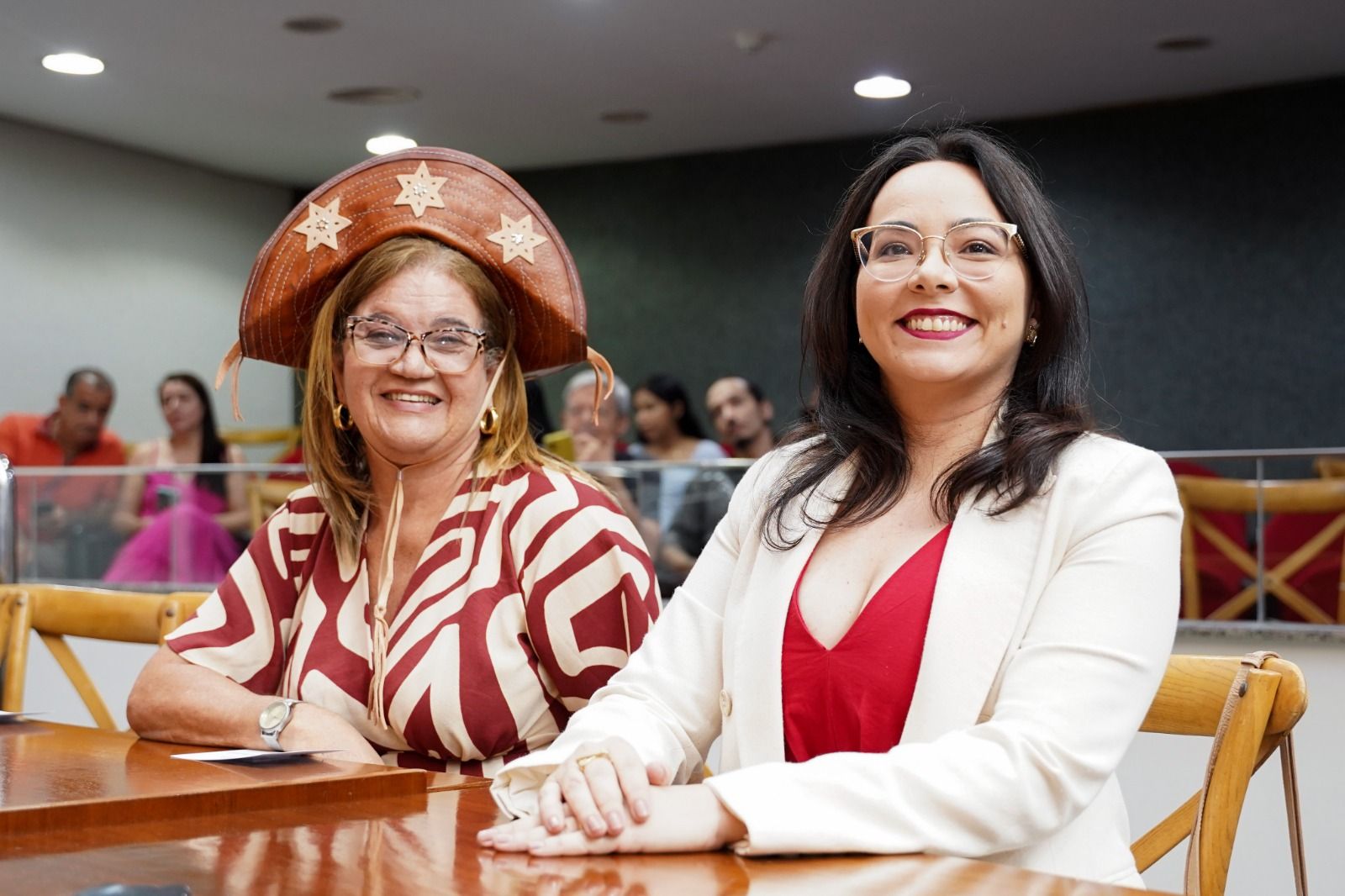 Karla Letícia (D), da Adpeto, ao lado de Maria Maria Jucineia, também homenageada pela Aleto