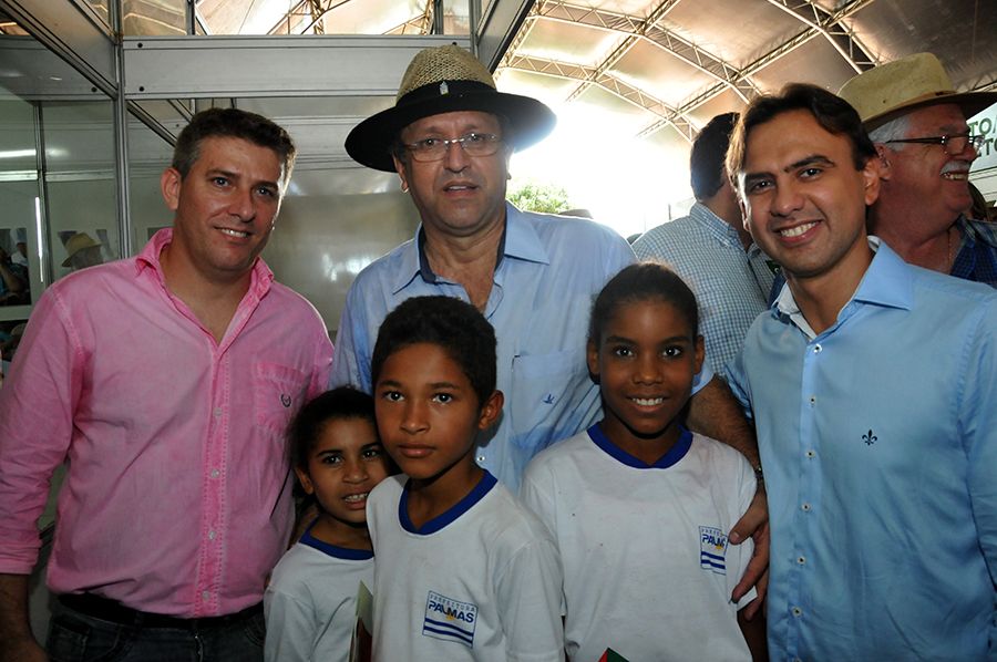 Presidente da ADPETO, Fábio Monteiro, governador Marcelo Miranda, defensor público geral, Marlon Amorim e estudantes durante visita do governador no estande da DPE