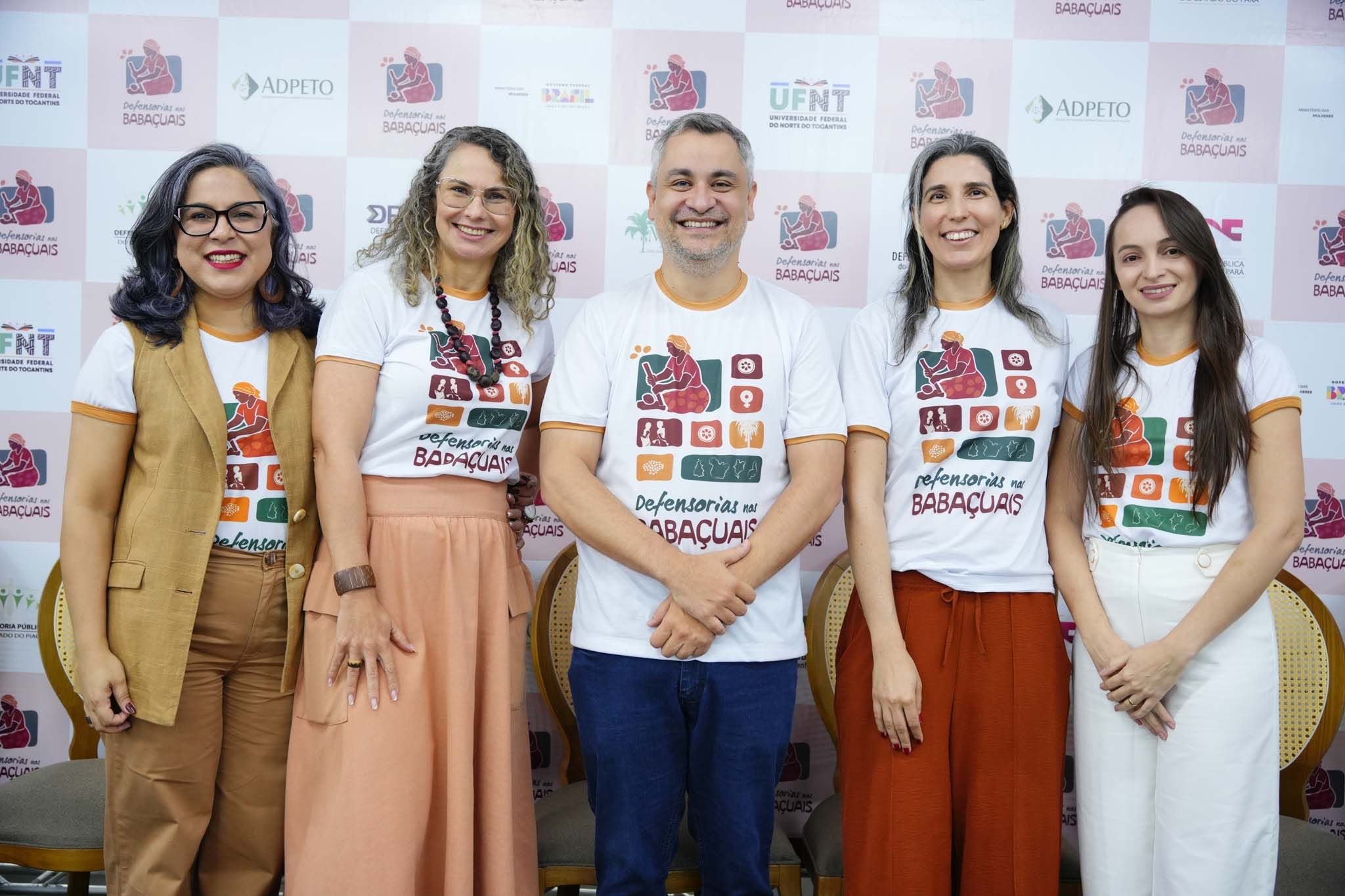 Pedro Alexandre com as defensoras públicas do Tocantins que atuam no Projeto: Kenia Martins (E), Franciana di Fátima, Elydia Monteiro e Débora Sousa