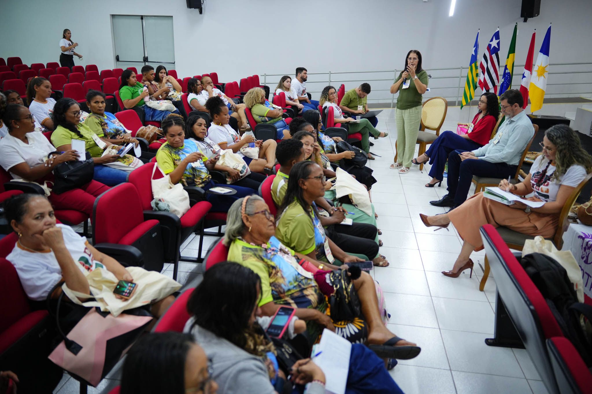 Mesa-redonda e tendas temáticas integraram a programação do primeiro dia da etapa regional