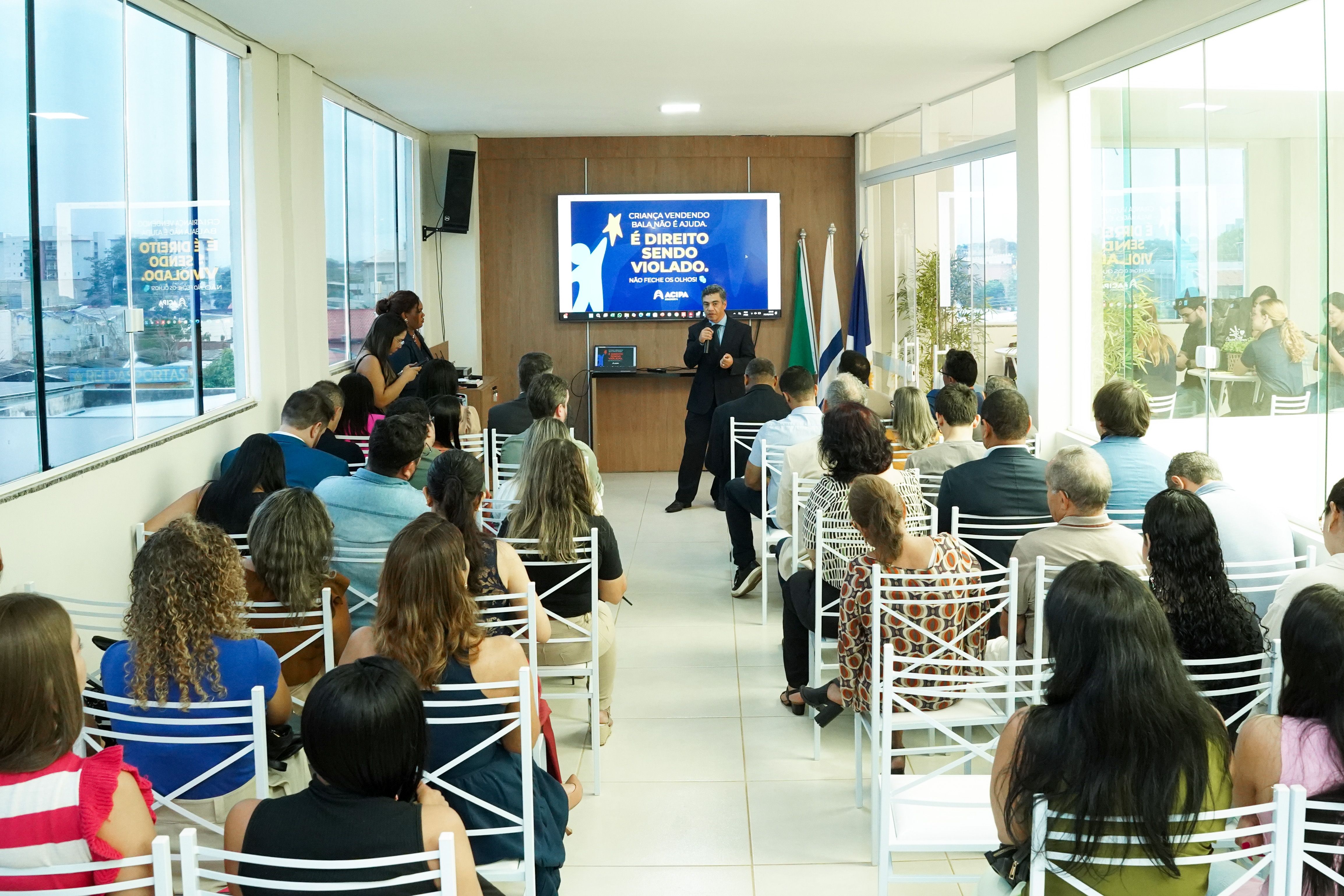 A assinatura do documento simbólico foi realizada durante o lançamento da campanha “Infância não se compra. Se protege!” da Acipa