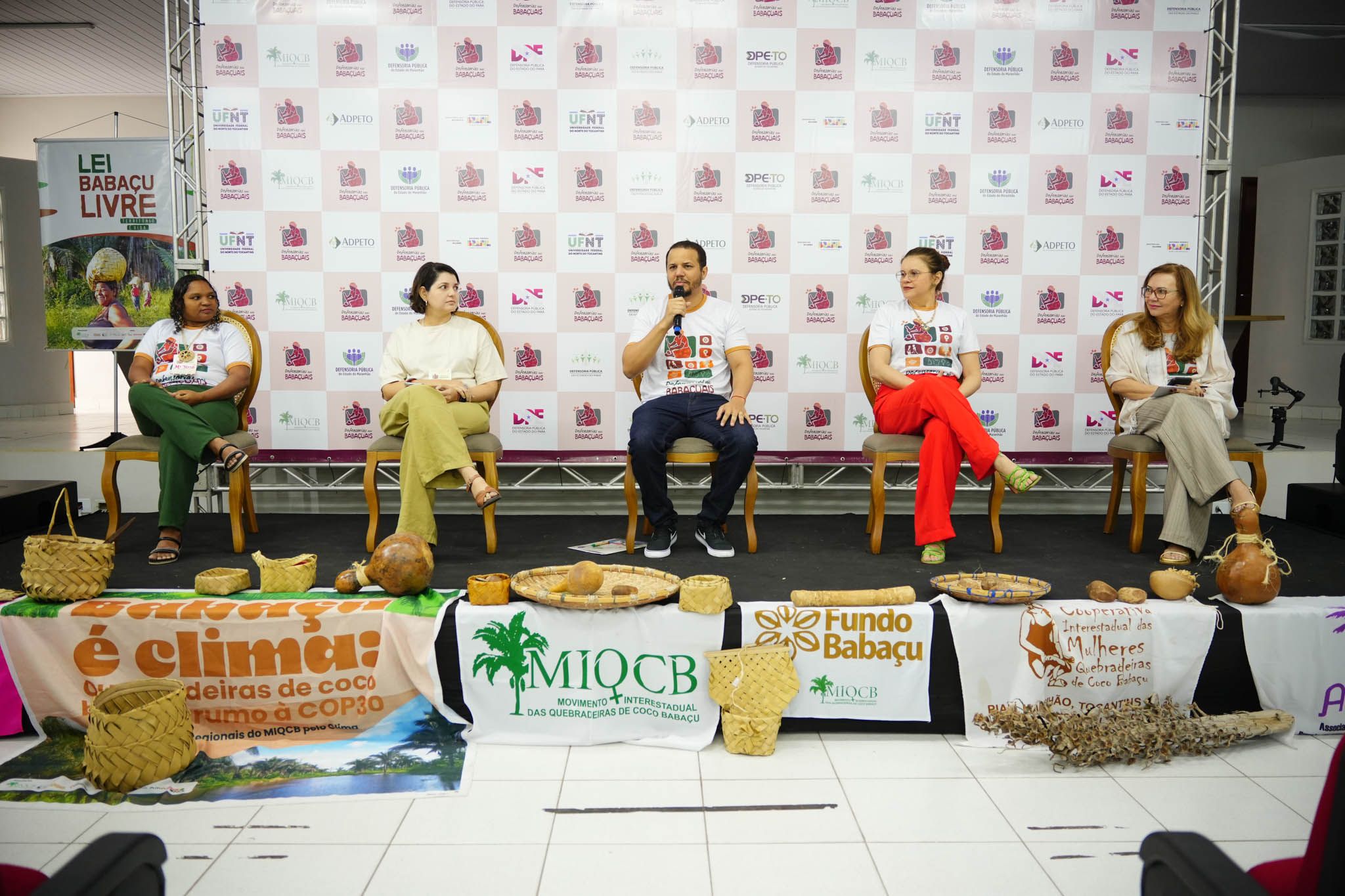 Mesas-redondas foram utilizadas para a promoção de debates