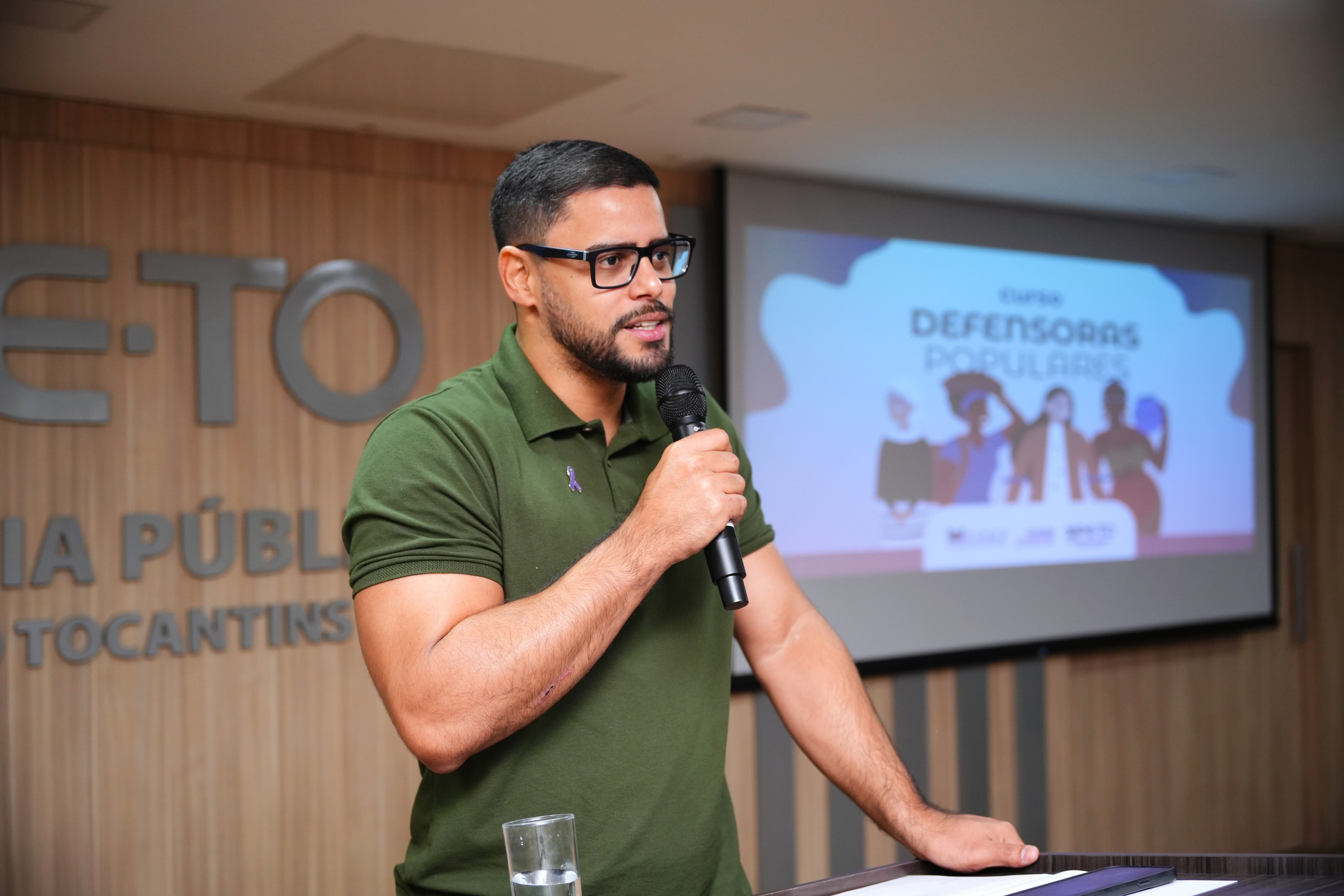 O secretário Eduardo Azevedo falou aos participantes durante a primeira aula.