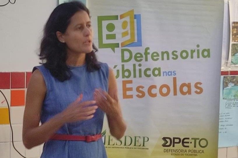 defensora pública Téssia Gomes Carneiro, falou sobre a luta histórica pela igualdade de direitos das mulheres
