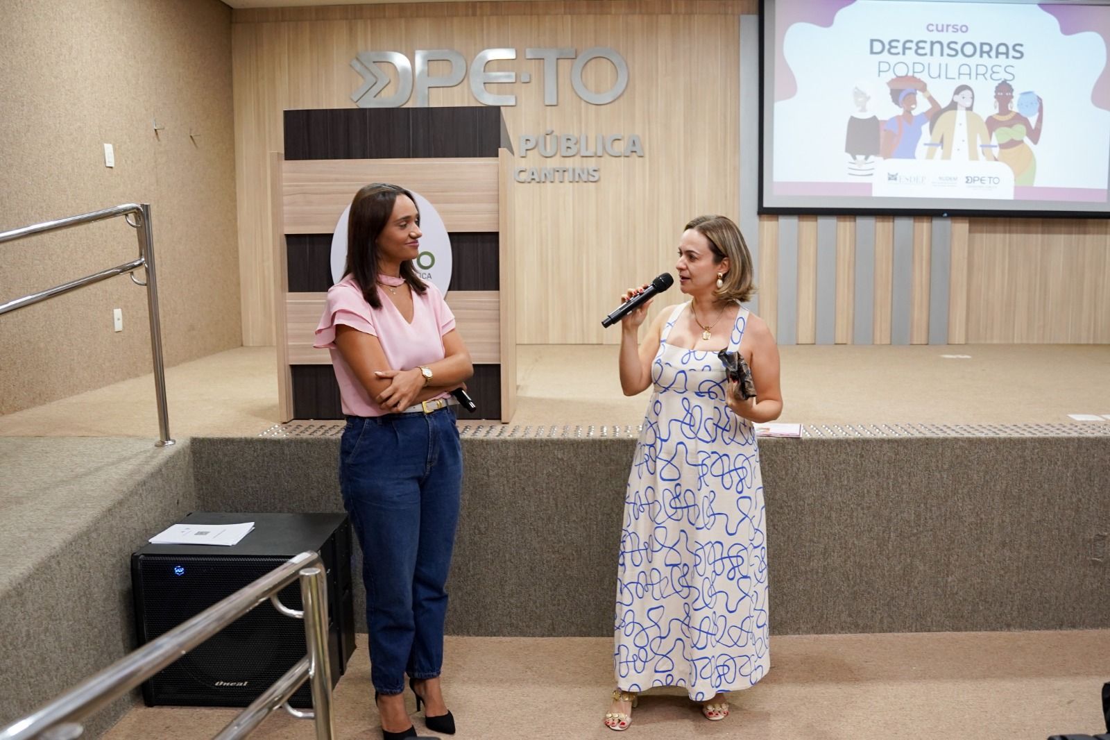 A coordenadora do Nudem, defensora pública Pollyana Assunção, participou da aula