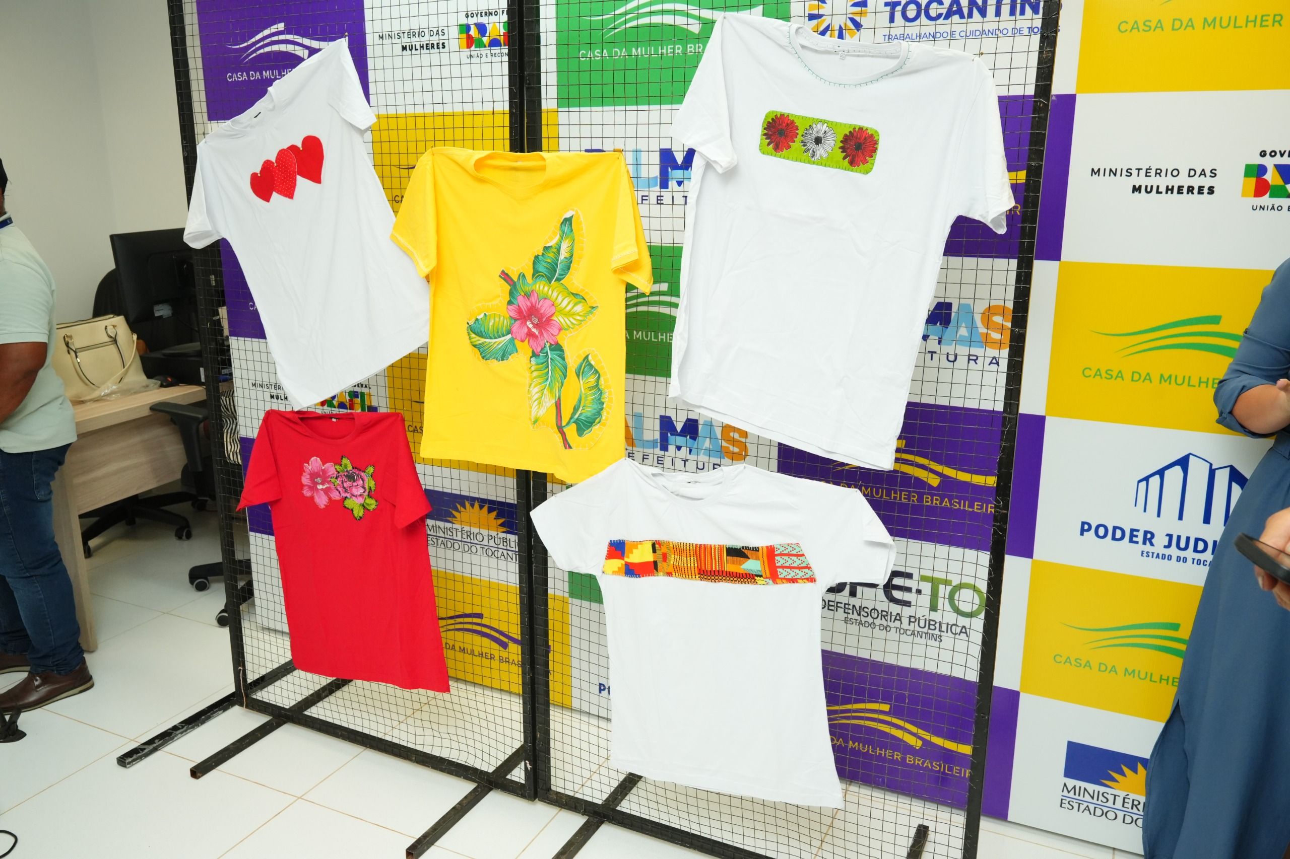 Projeto oferece oficinas de customização das roupas doadas pela Receita Federal