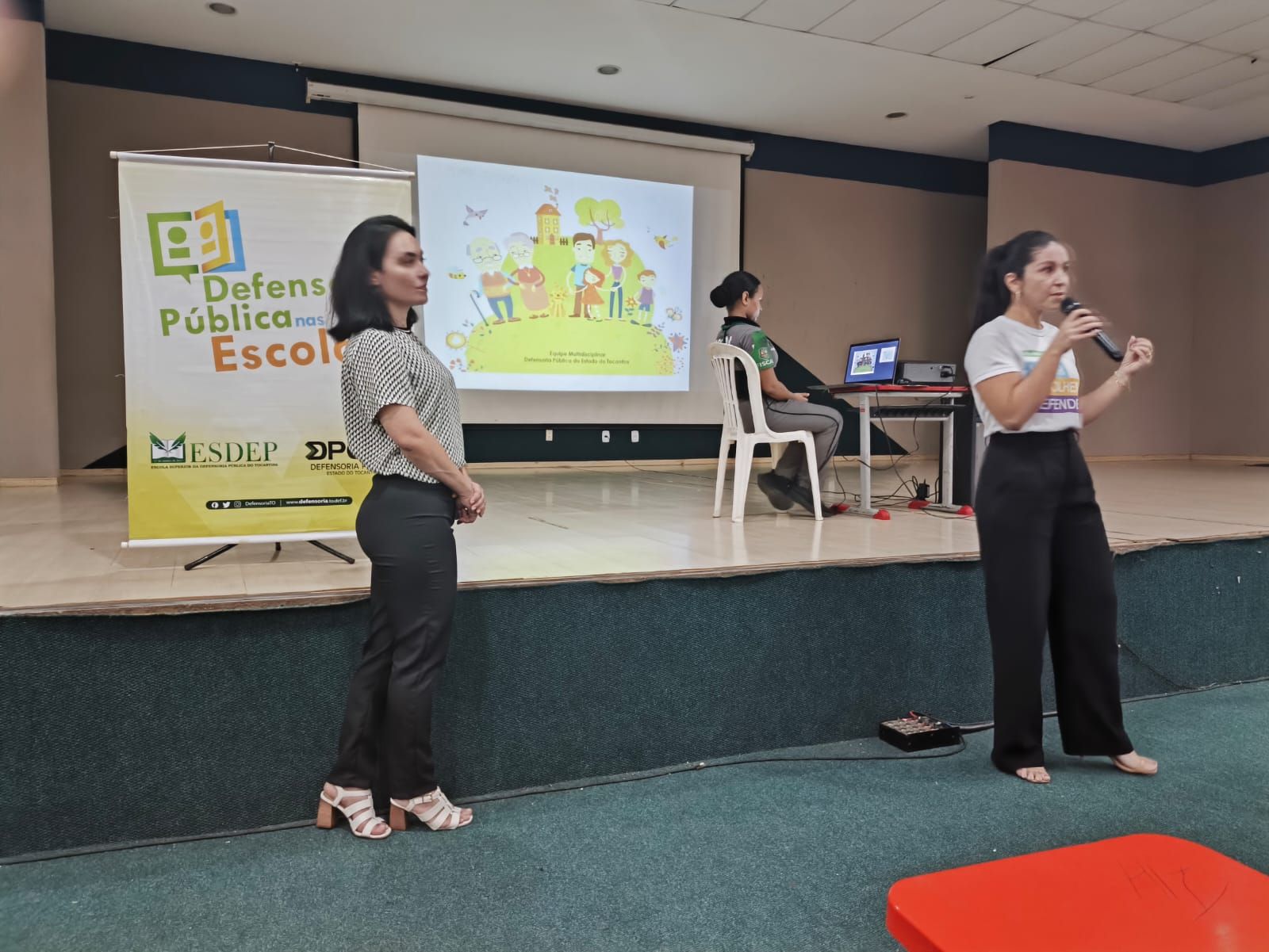 A palestra foi ministrada pelas psicólogas Dayelle Borges e Regiane Farias