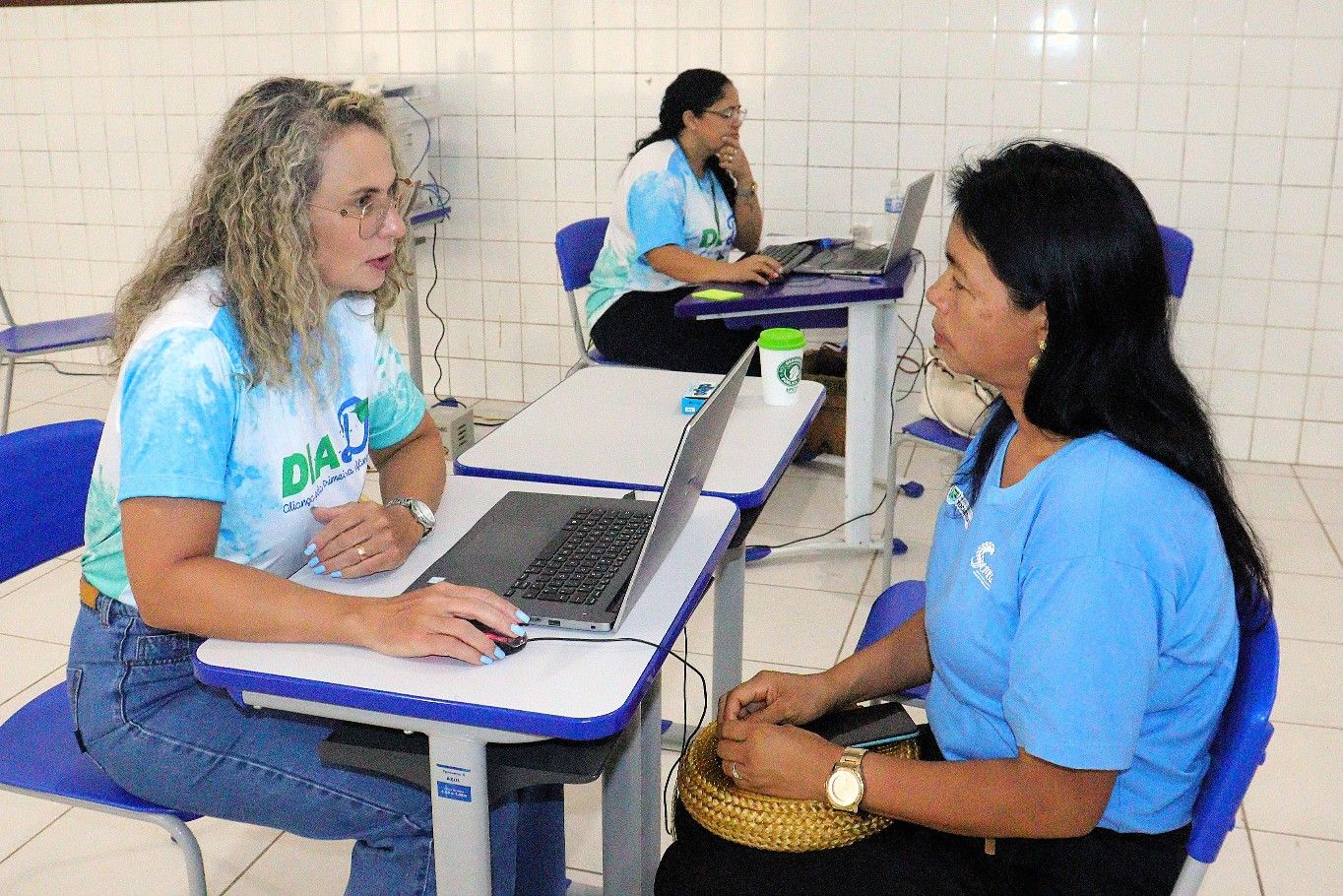 Defensora pública Franciana Di Fátima em atendimento na ação em Miracema do Tocantins
