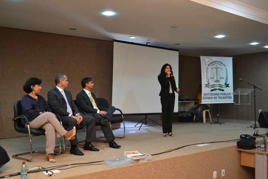 Viviane Sales apresentando o Projeto