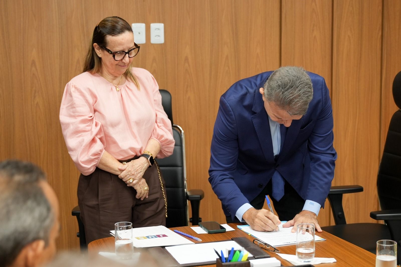 Autoridades presentes assinaram o documento que marca o ato de doação do terreno para a construção do Fórum