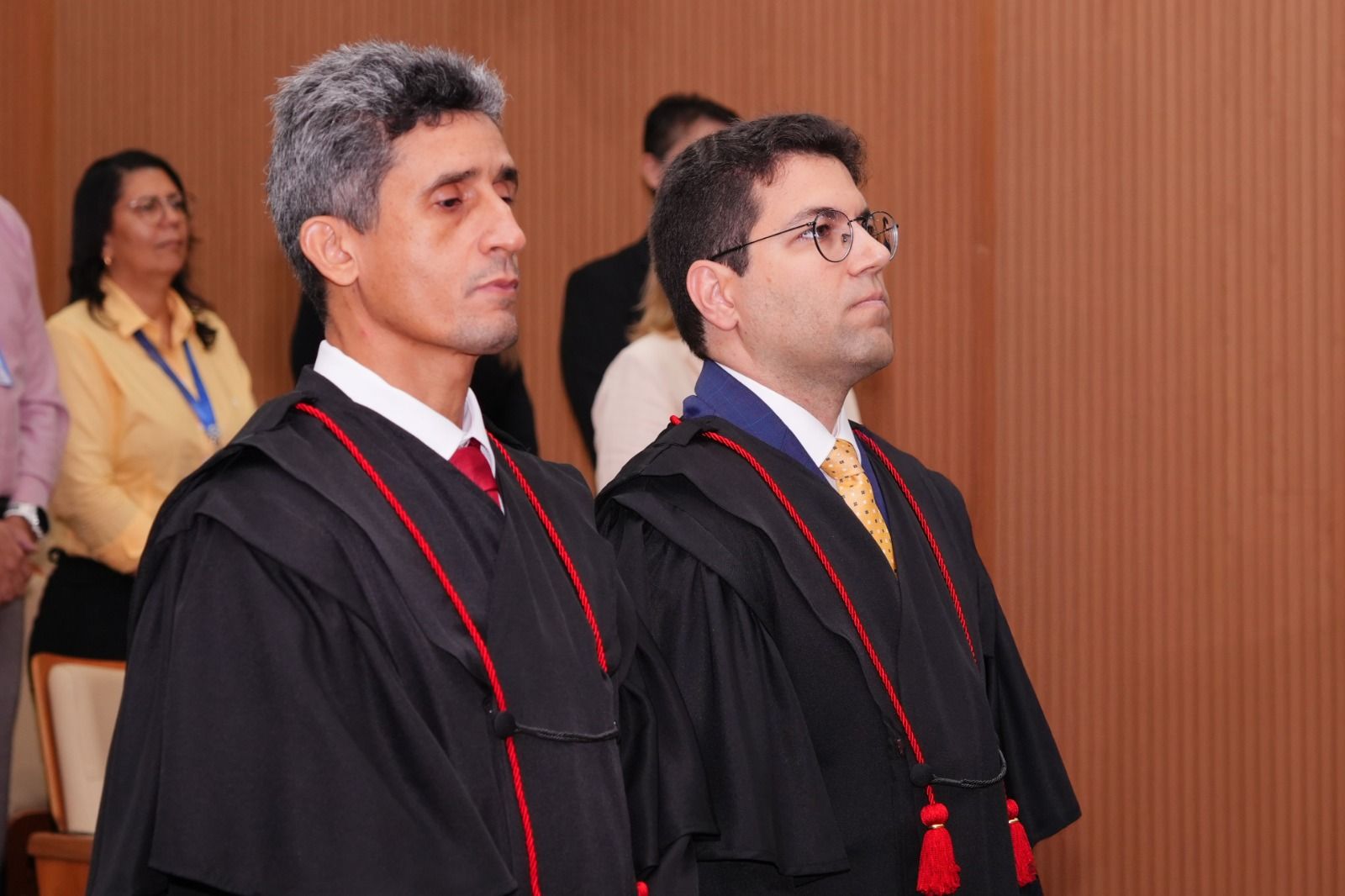 Raimundo Fábio da Silva (E) e Átila de Andrade Pádua foram empossados promotores de Justiça substitutos
