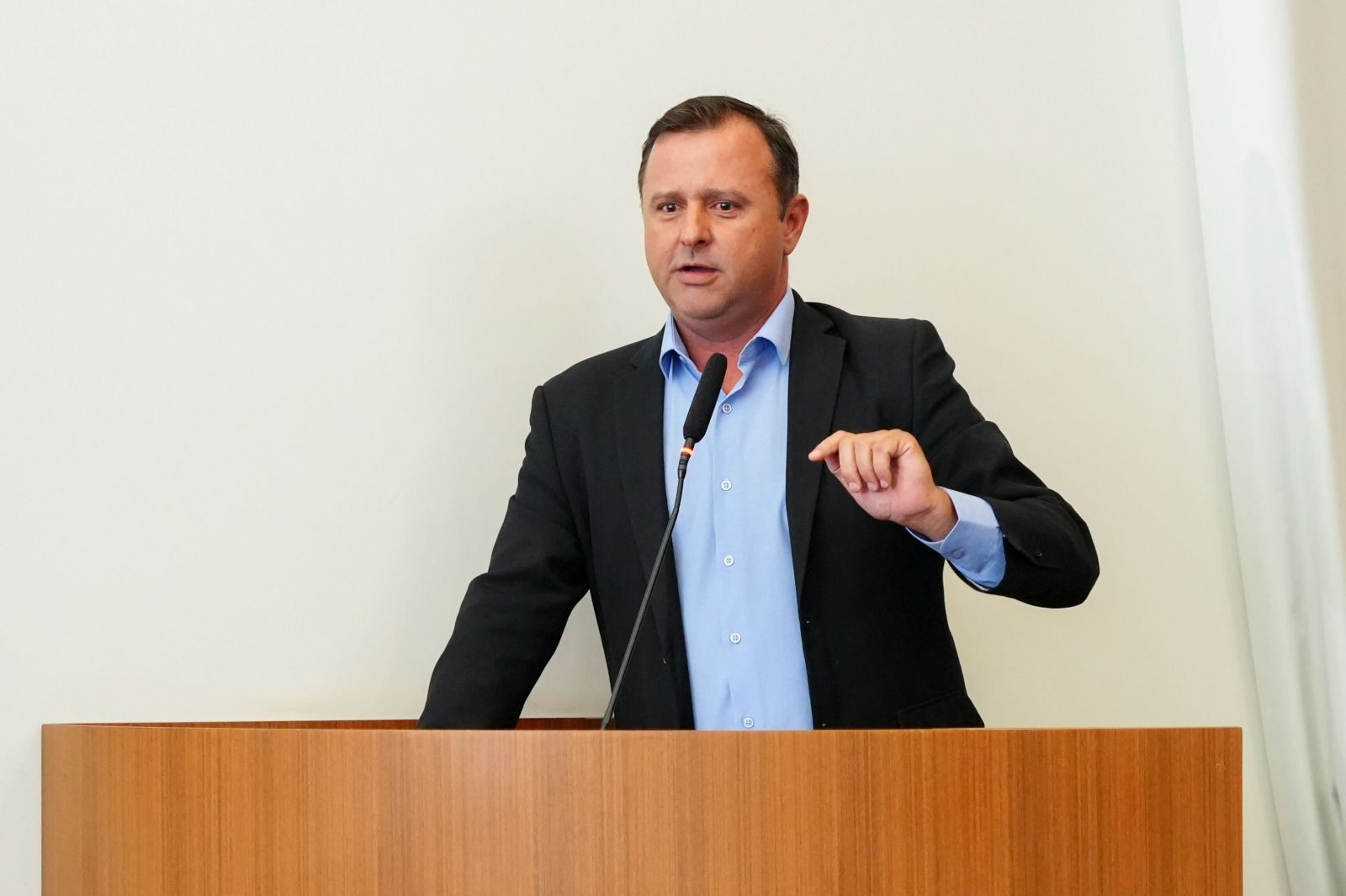 Arthur Pádua destacou que o orçamento público é resultado de escolhas administrativas e que a prioridade deveria recair em investimentos estruturantes, como a saúde e a educação