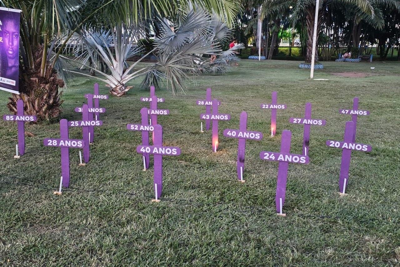 Em memória das 17 mulheres vítimas de feminicídio na região nos últimos três anos, foram instaladas cruzes lilases no gramado do Parque Mutuca