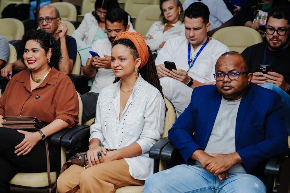 Vereadora Thamires Rosa Costa Lima (E), do Coletivo Somos, prestigiou o lançamento
