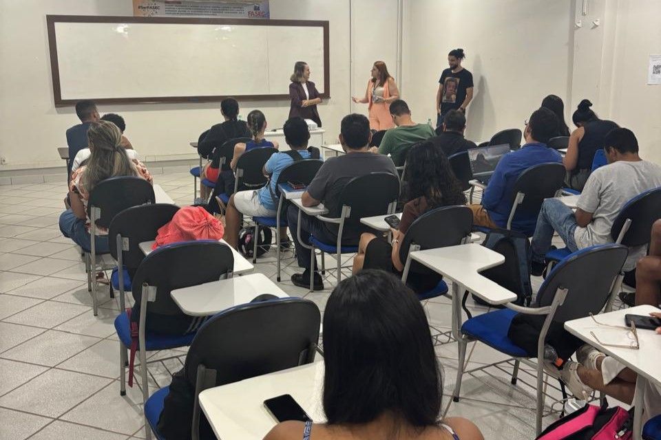 Recebaram a palestra alunos do primeiro e terceiro perído do curso de Direito