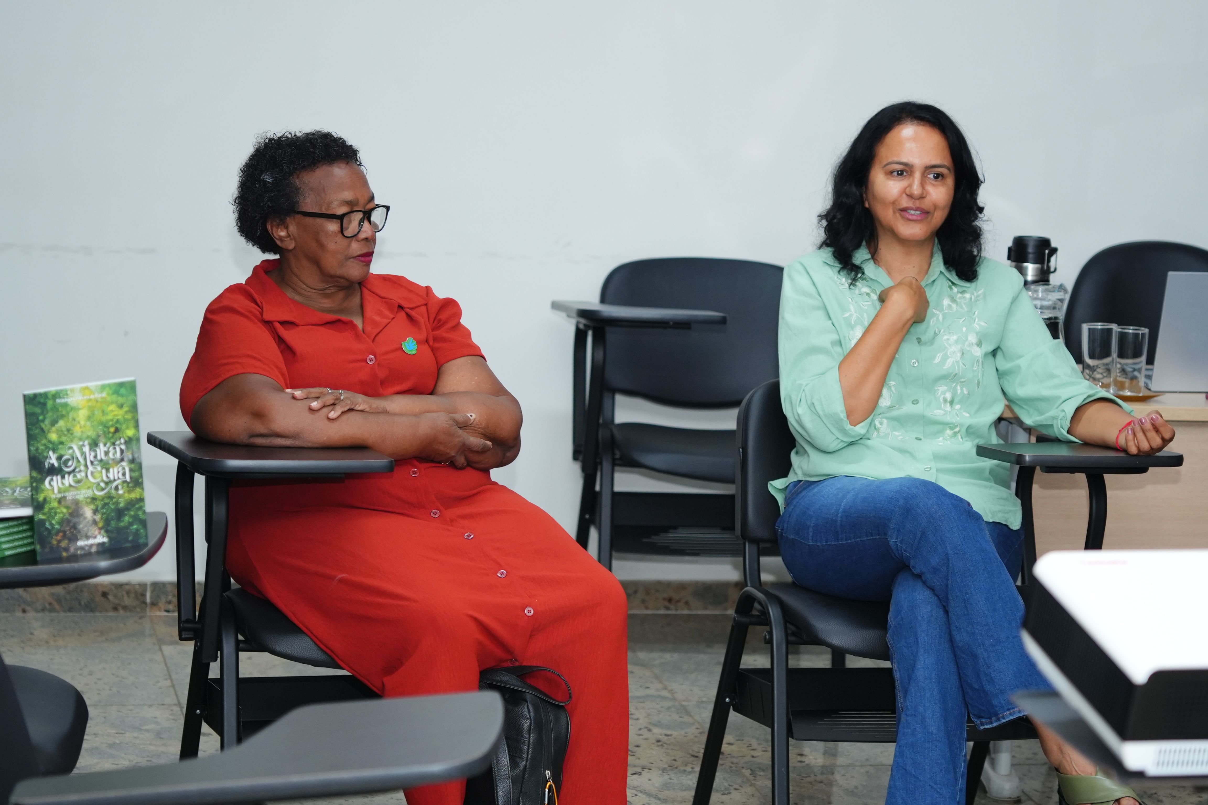 As aulas estão sendo ministradas pela professora Reijane Pinheiro da Silva (D) e contou com a participação da assistente social Felisberta Pereira