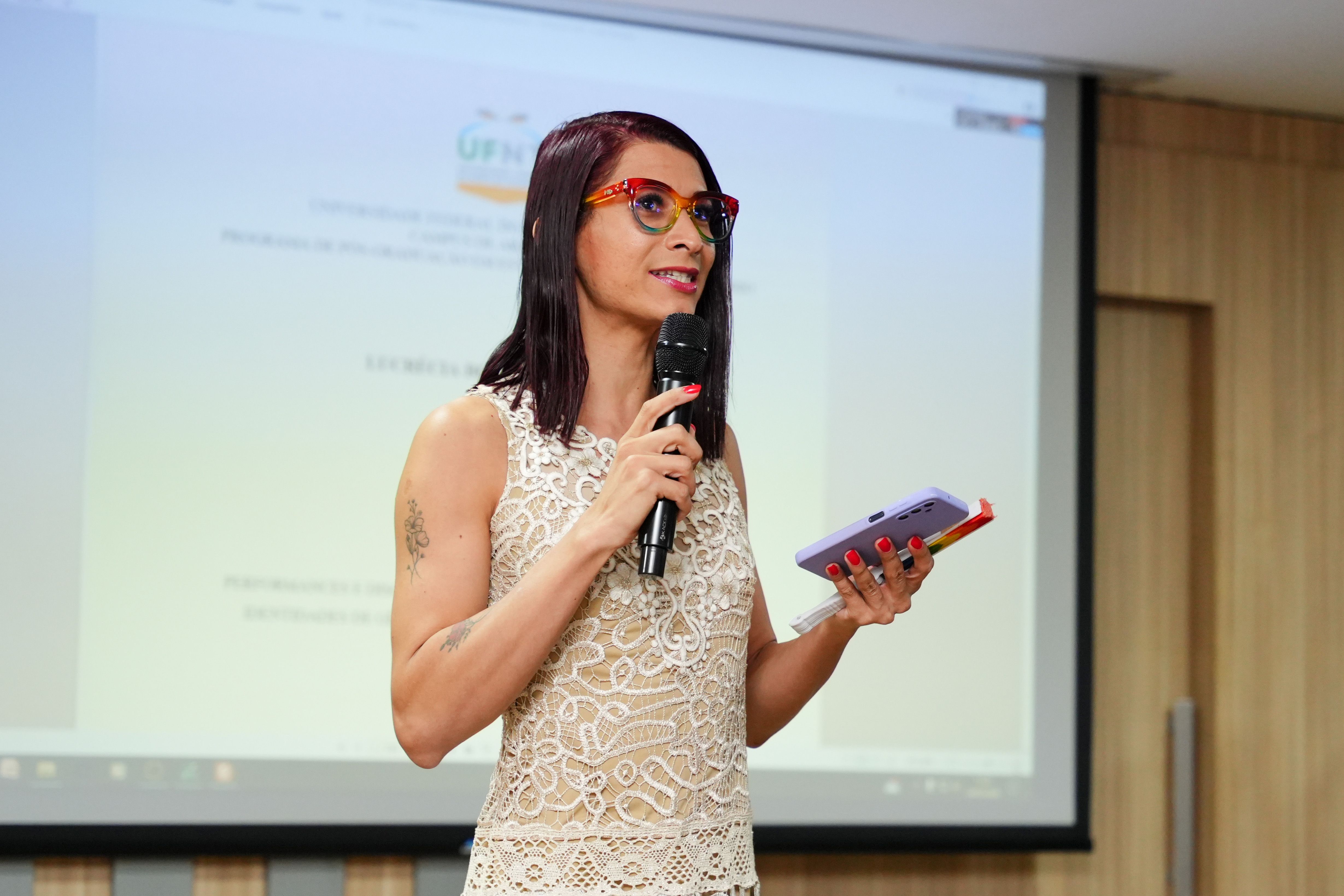 A palestra “Perspectivas Interseccionais: Gênero, Raça e Território no Contexto do Tocantins”, foi ministrada por Lucrécia Barbosa, Aluna Especial do Doutorado PPGCULT Universidade Federal do Norte do Tocantins (UFNT) Araguaína (TO)