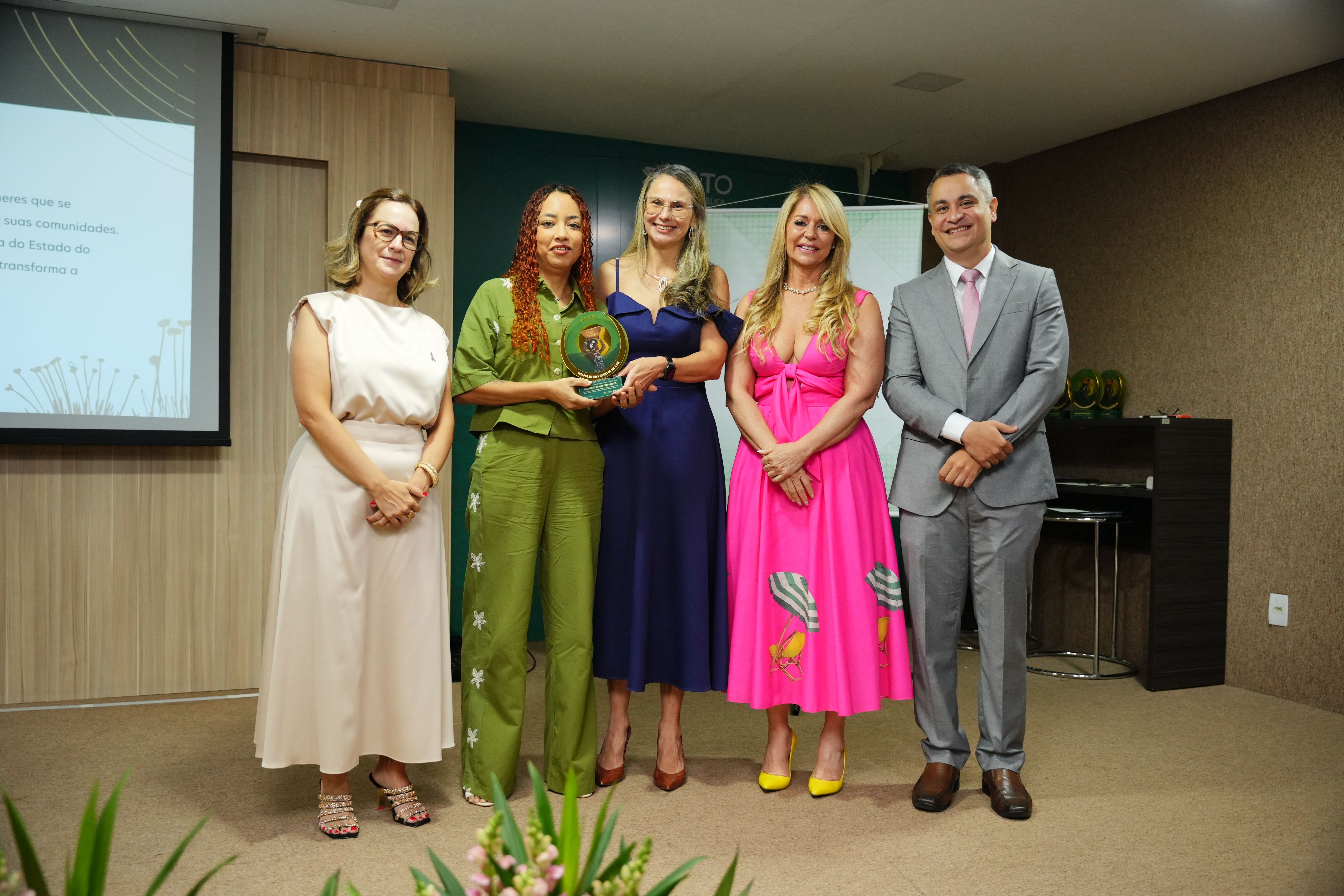 Pelo Núcleo Especializado de Defesa dos Direitos Humanos (NDDH), foi homenageada a professora Gleys Ially Ramos dos Santos, docente do curso de Relações Internacionais da Universidade Federal do Tocantins