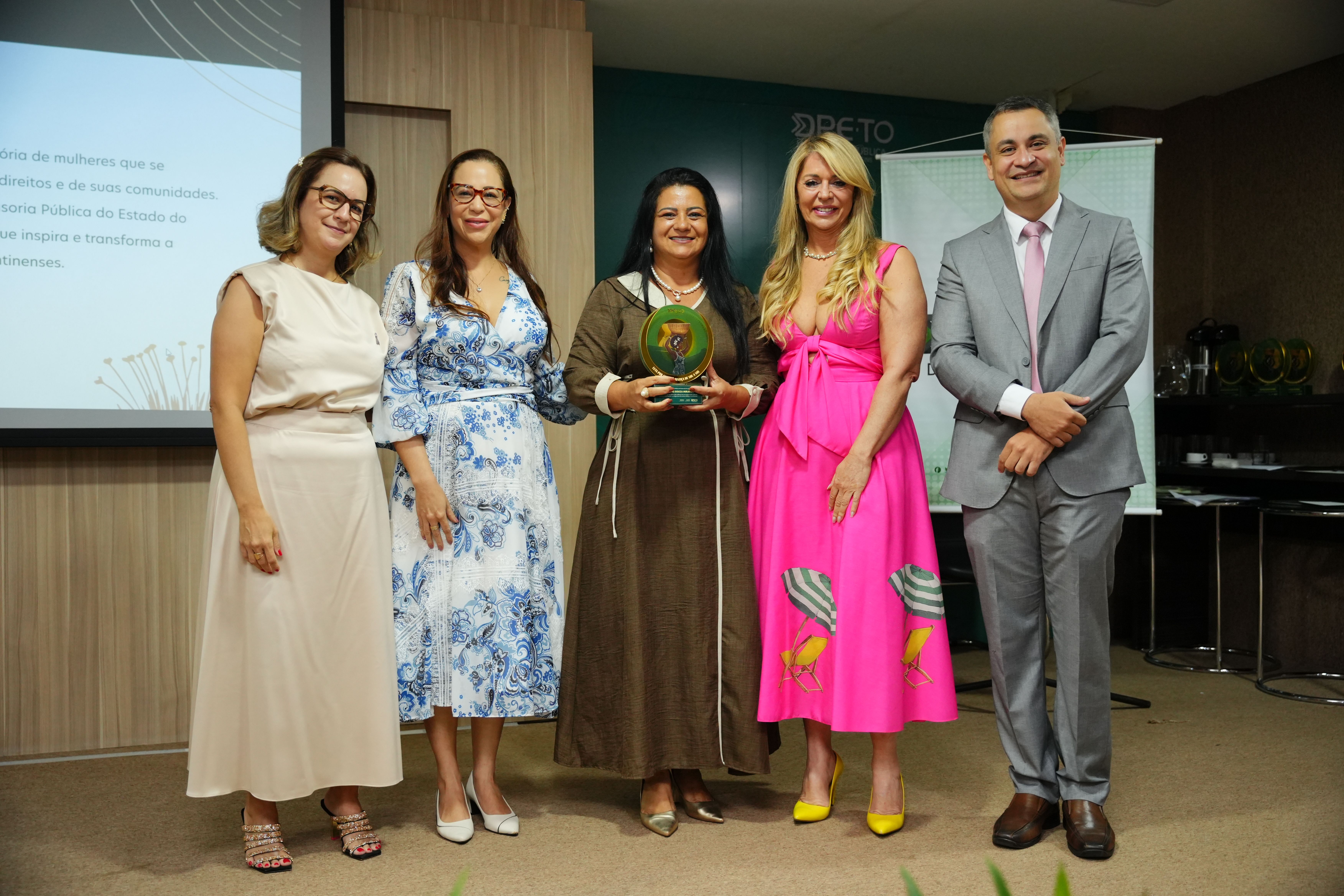 A agente de Segurança Socioeducativo, Zeroildes Miranda, homenageada pelo Nudeca