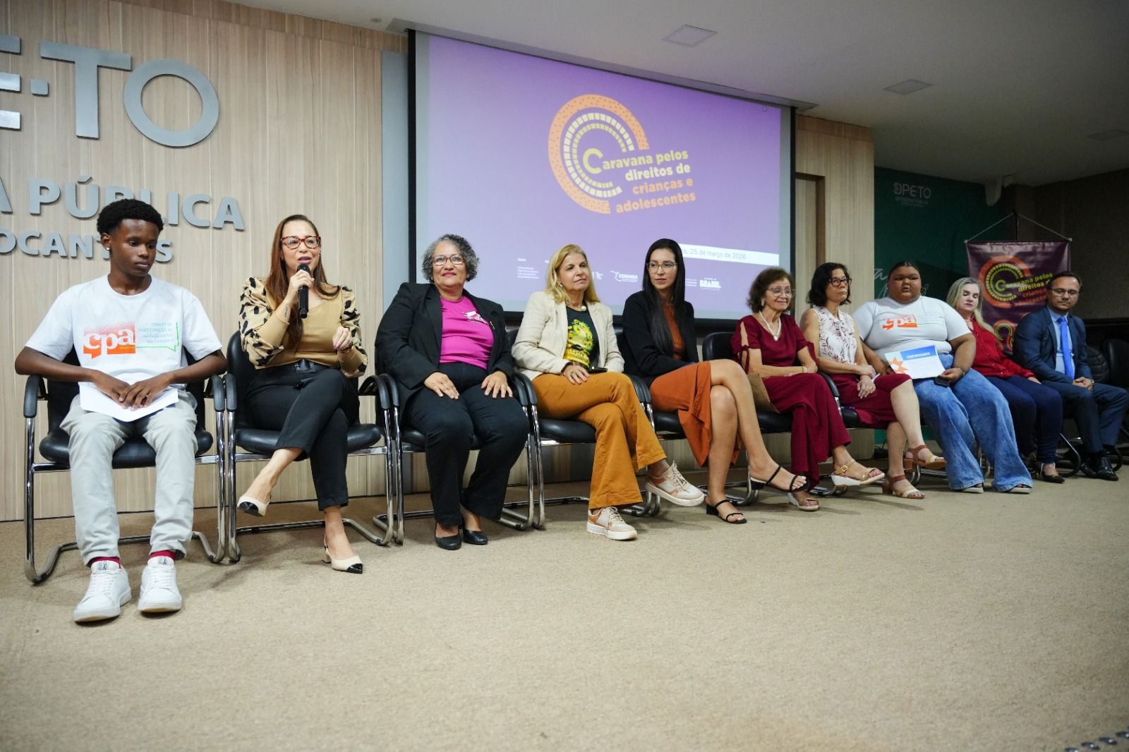 A mesa contou com a participação de autoridades e de adolescentes