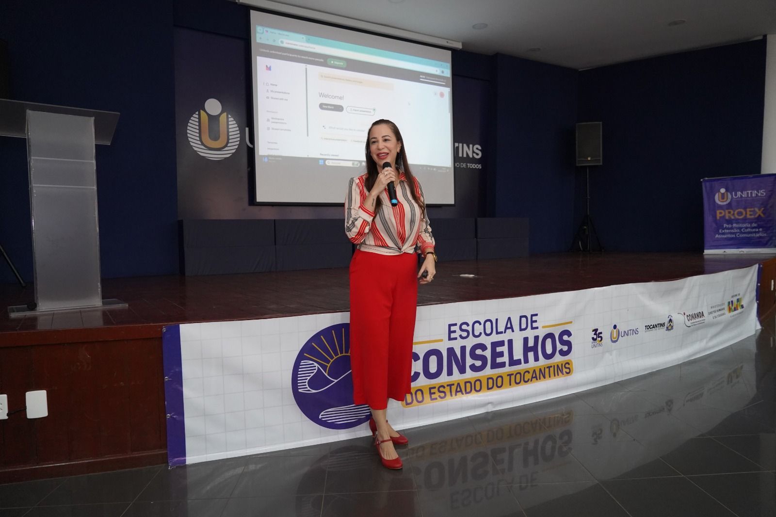 A defensora pública Elisa Maria, que atua no Nudeca, ministrou a capacitação na quarta-feira, 8