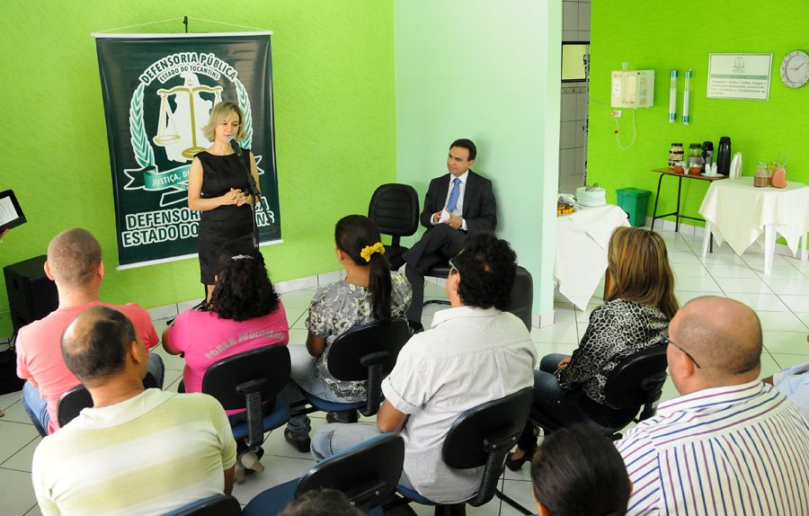Defensora pública Pollyana Lopes durante pronunciamento