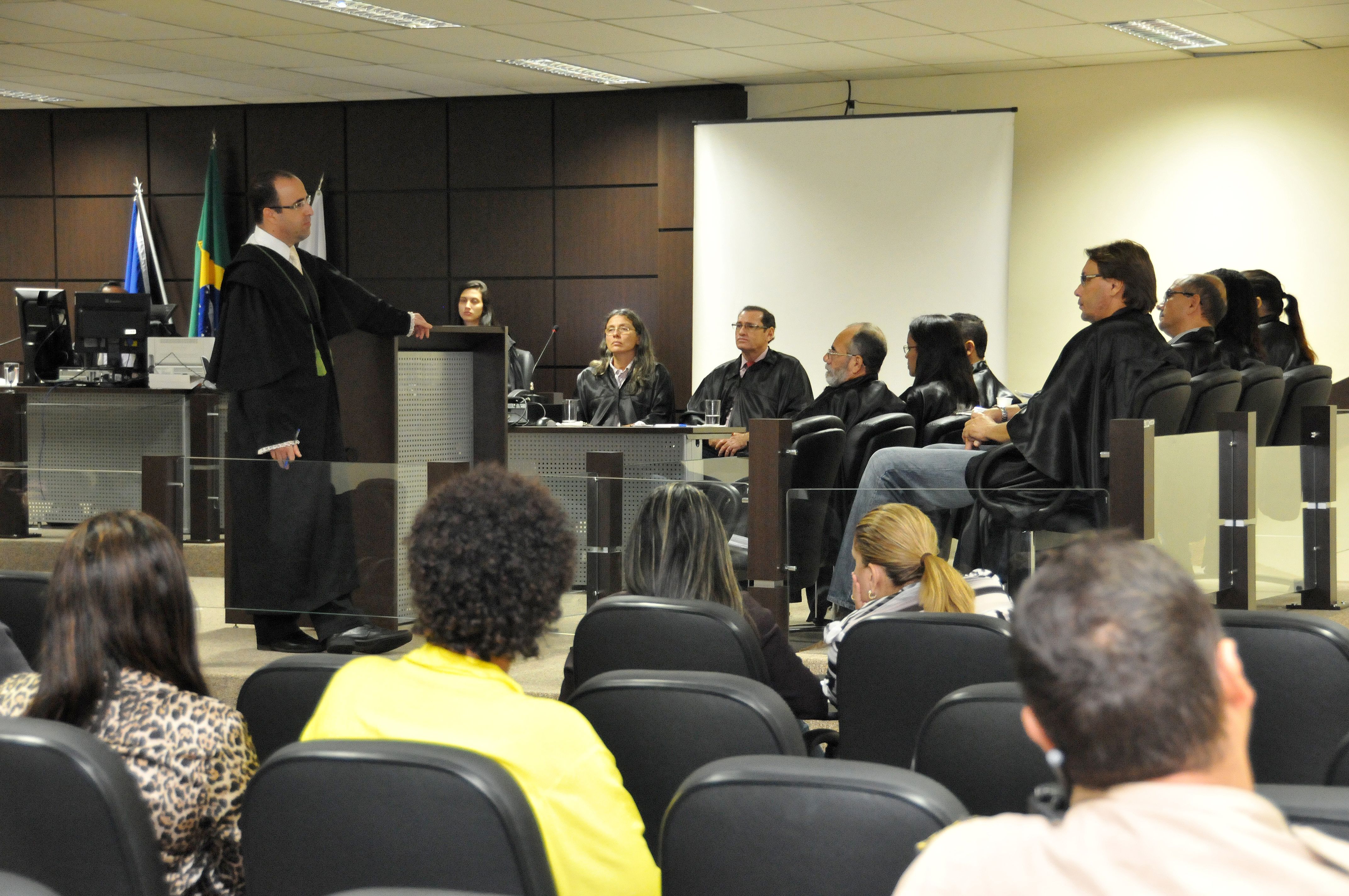 Defensor púbico Sandro Ferreira Pinto durante Tribunal de Júri