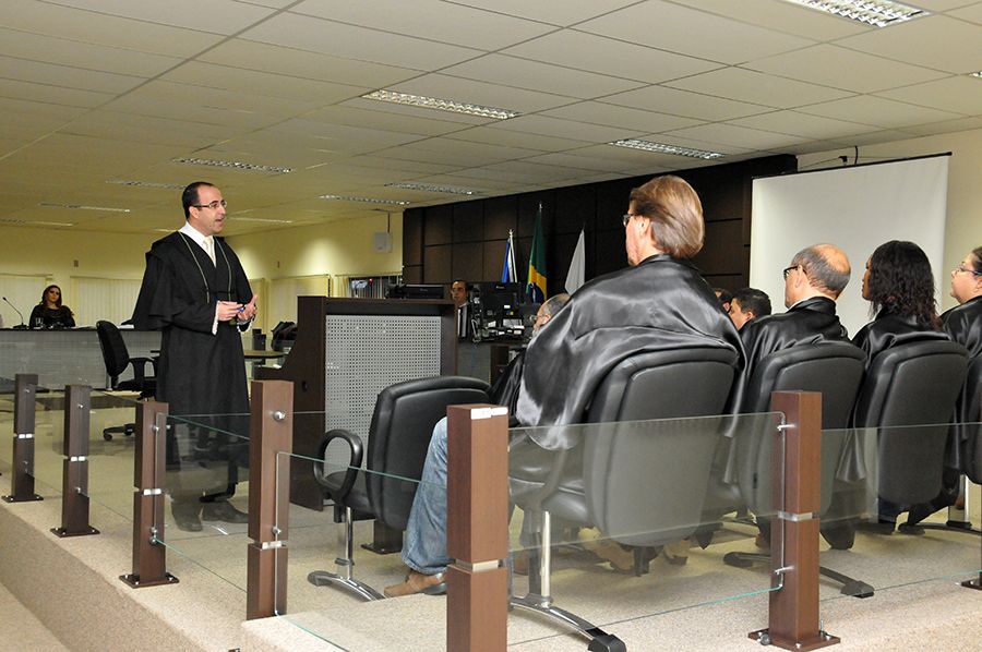 Defensor púbico Sandro Ferreira Pinto durante Tribunal de Júri