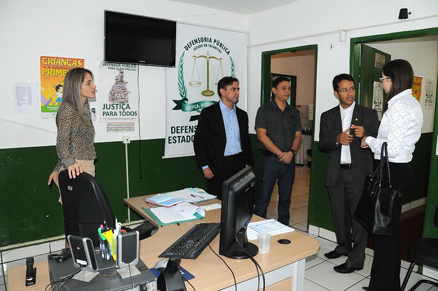Defensor geral, Marlon  Amorim e os defensor Leonardo Coelho e a defensora Michele Vanessa durante visita na sede da Defensoria de Itacajá