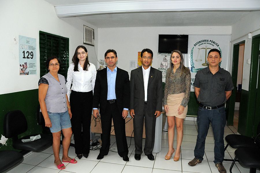 Defensor geral, Marlon Amorim, defensor e diretor de Núcleo de Guarai Leonardo Coelho, defensora substituta Michele Vanessa e servidores da Defensoria de Itacajá
