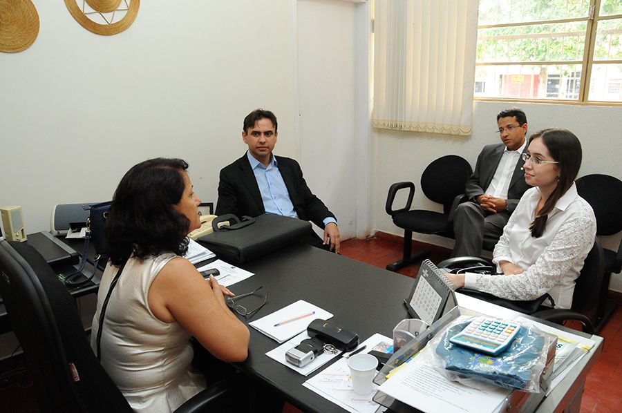 Defensor público geral, Marlon  Amorim, defensor Leonardo Coelho e a defensora  Michele Vanessa durante visita a prefeita de Itacajá Maria Aparecida