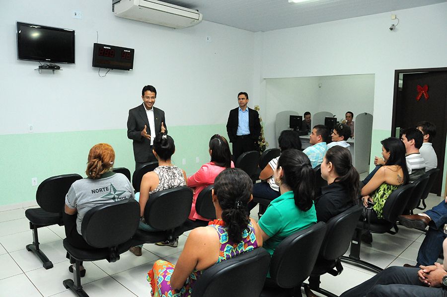 Defensor público geral, Marlon Amorim e defensor Leonardo Coelho durante reunião com servidores de Guarai