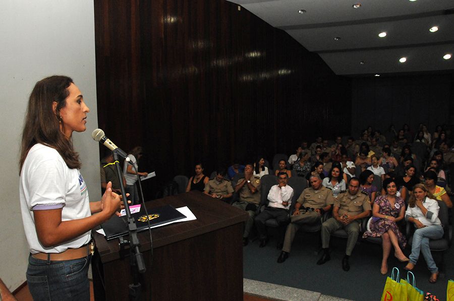 Defensora pública e coordenadora do NUDEM - Vanda Sueli Machado durante pronunciamento